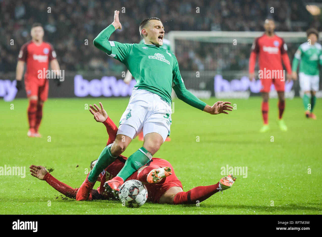 Bremen, Deutschland. 26 Jan, 2019. Bremer Maximilian Eggestein (Oben) konkurriert während eines Deutschen Bundesligaspiel zwischen dem SV Werder Bremen und Eintracht Frankfurt, Bremen, Deutschland, Jan. 26, 2019. Das Spiel endete 2-2. Credit: Kevin Voigt/Xinhua/Alamy leben Nachrichten Stockfoto