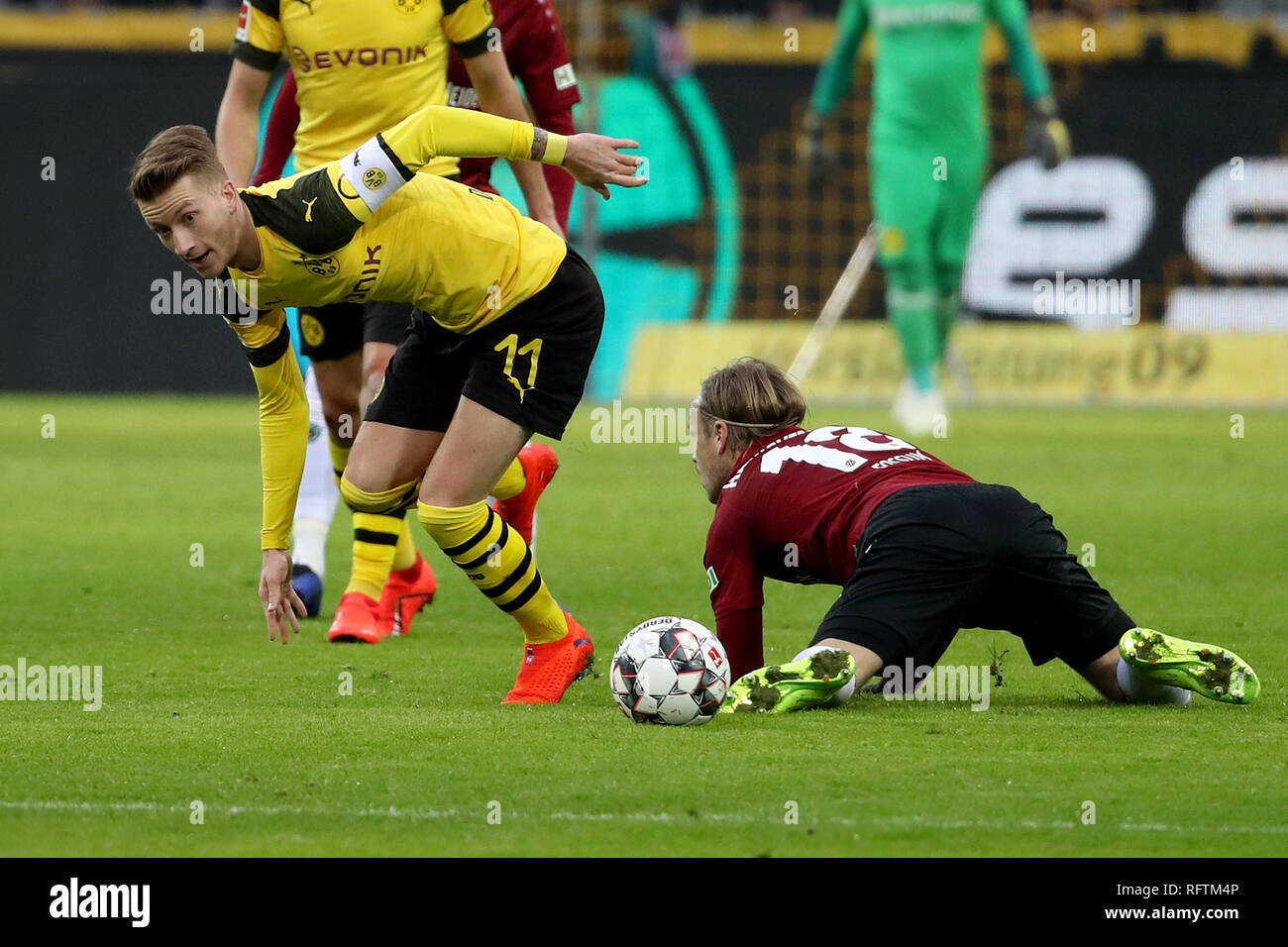 Dortmund, Deutschland. 26 Jan, 2019. Marco Reus (L) von Dortmund Mias mit Iver Fossum von Hannover beim Bundesligaspiel zwischen Borussia Dortmund und Hannover 96 in Dortmund, Deutschland, Jan. 26, 2019. Dortmund gewann 5-1. Quelle: Joachim Bywaletz/Xinhua/Alamy leben Nachrichten Stockfoto