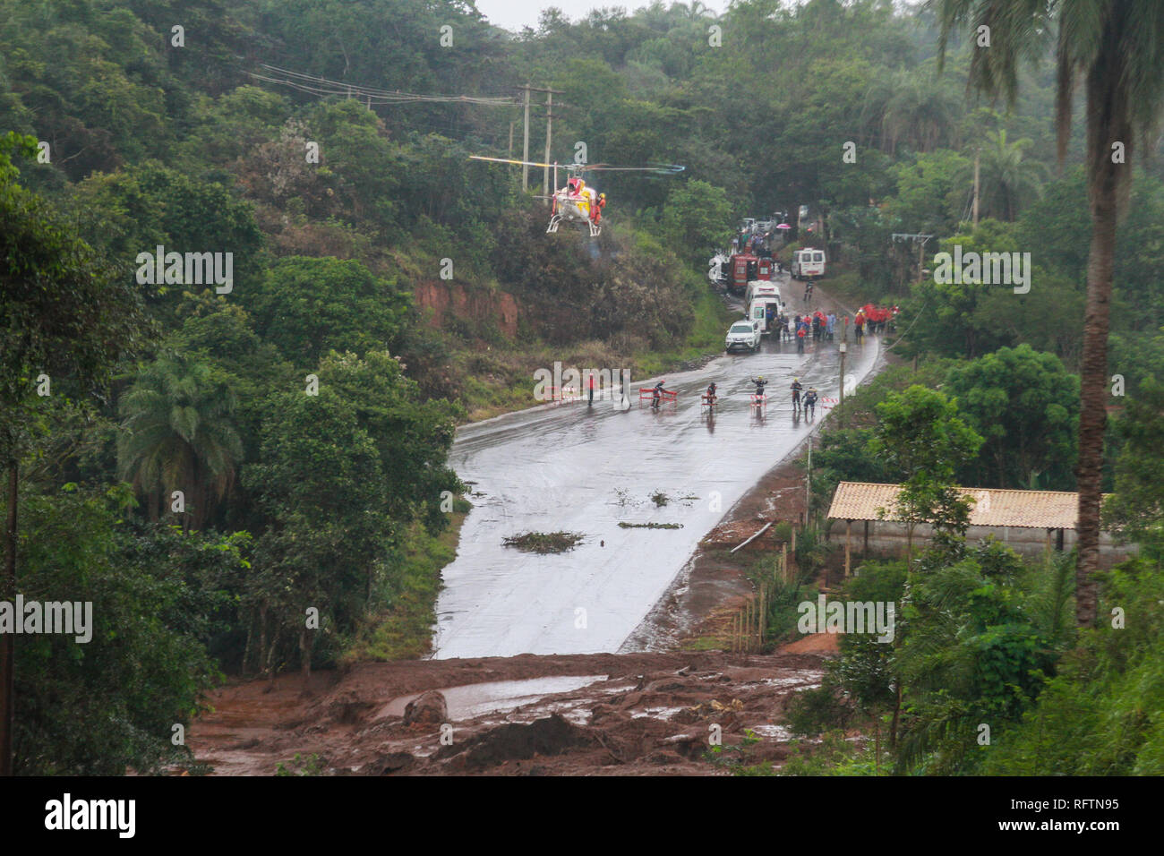 Brumadinho, Brasilien. 26 Jan, 2019. Schlamm Massen haben schwere Zerstörungen in Brumadinho verursacht, die Tötung vieler Menschen und begräbt die Straße unter sich, wenn der Damm der Feijão Eisenerzbergwerk gebrochen war. Credit: Rodney Costa/dpa/Alamy leben Nachrichten Stockfoto
