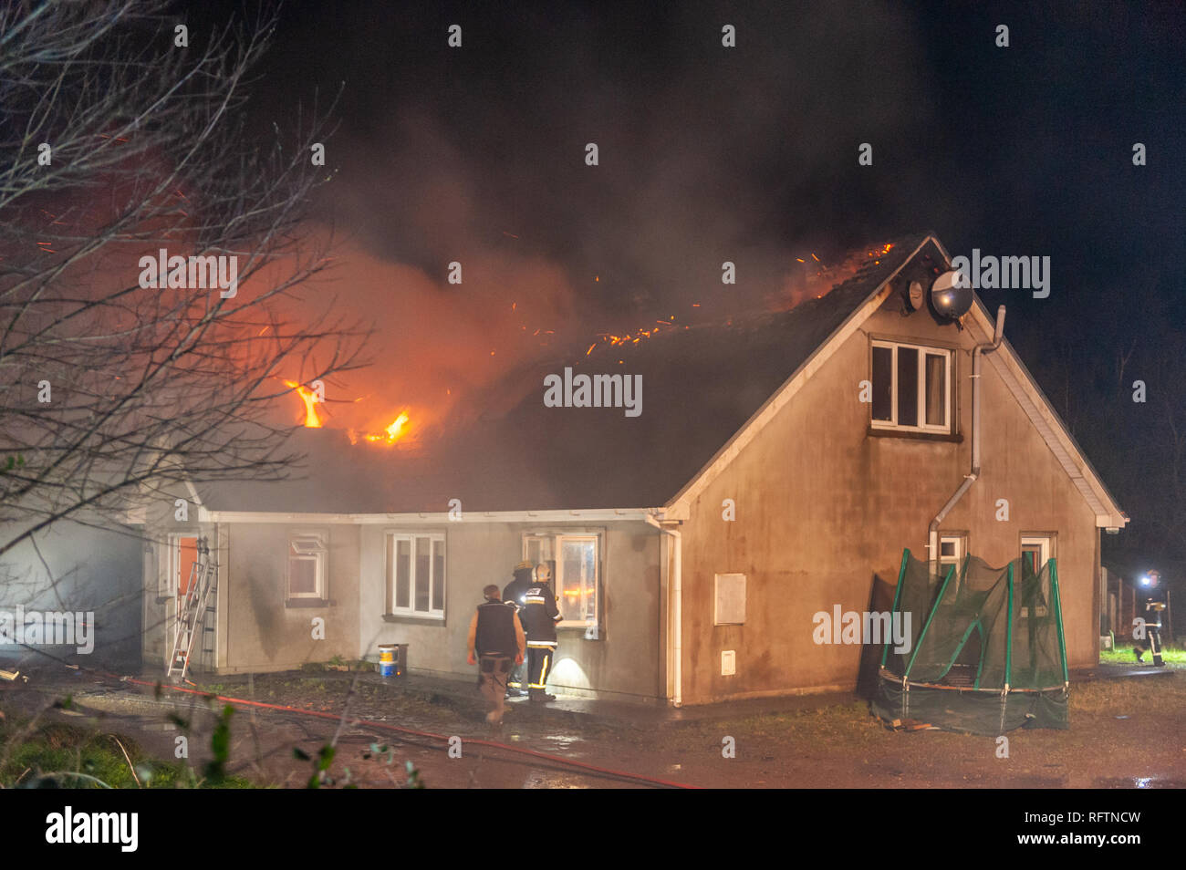 Bantry, West Cork, Irland. Januar 2019. Feuerwehrleute und Einheimische kämpfen heute morgen darum, ein Haus vor der völligen Zerstörung durch Feuer zu bewahren. Sechs Feuergeräte waren mit Dutzenden von Feuerwehrleuten und auch Gardai vor Ort im Einsatz. Bei der Flamme wurden keine Verletzungen gemeldet. Credit: AG News/Alamy Live News. Stockfoto