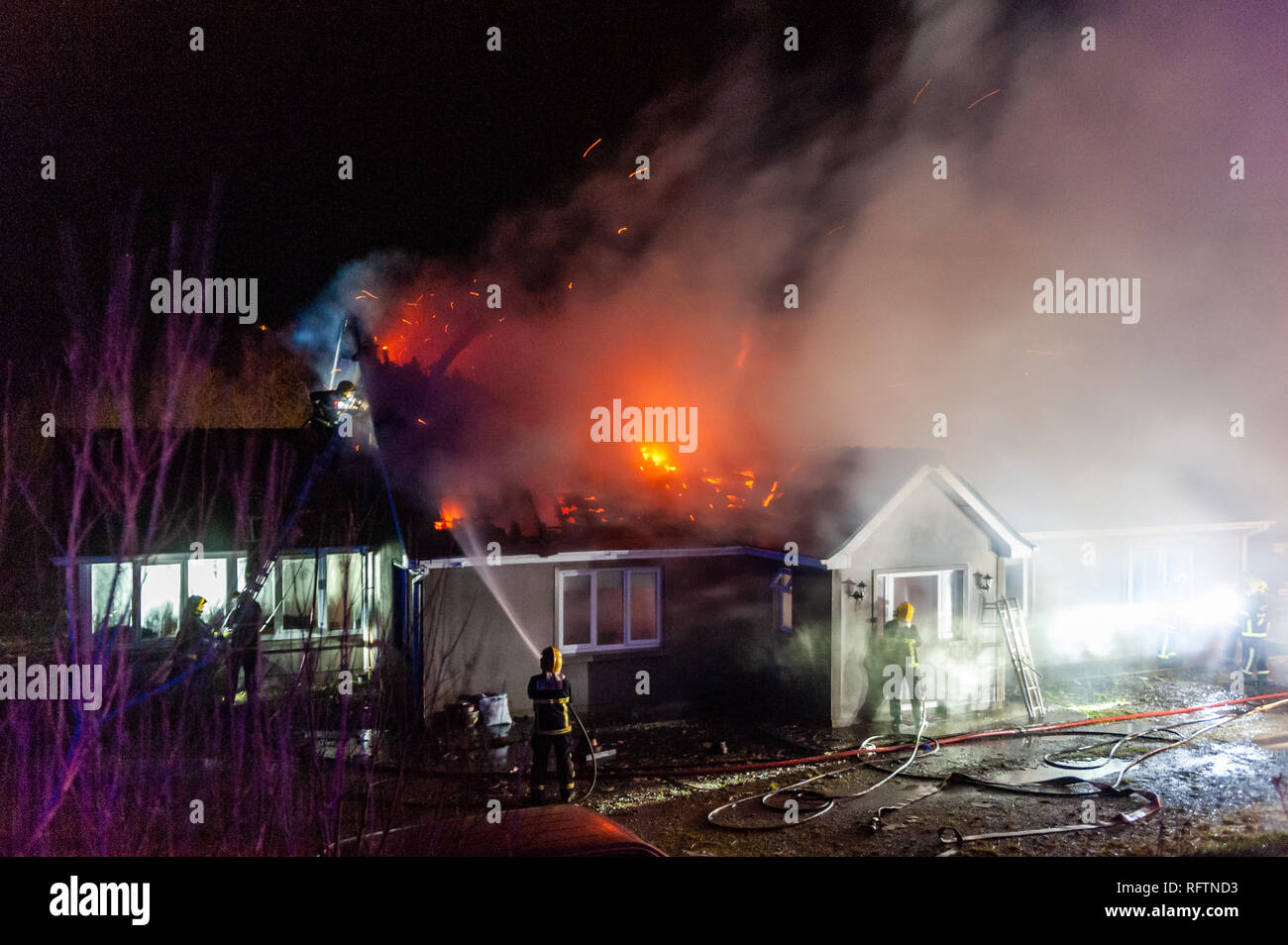 Bantry, West Cork, Irland. Januar 2019. Feuerwehrleute und Einheimische kämpfen heute morgen darum, ein Haus vor der völligen Zerstörung durch Feuer zu bewahren. Sechs Feuergeräte waren mit Dutzenden von Feuerwehrleuten und auch Gardai vor Ort im Einsatz. Bei der Flamme wurden keine Verletzungen gemeldet. Credit: AG News/Alamy Live News. Stockfoto