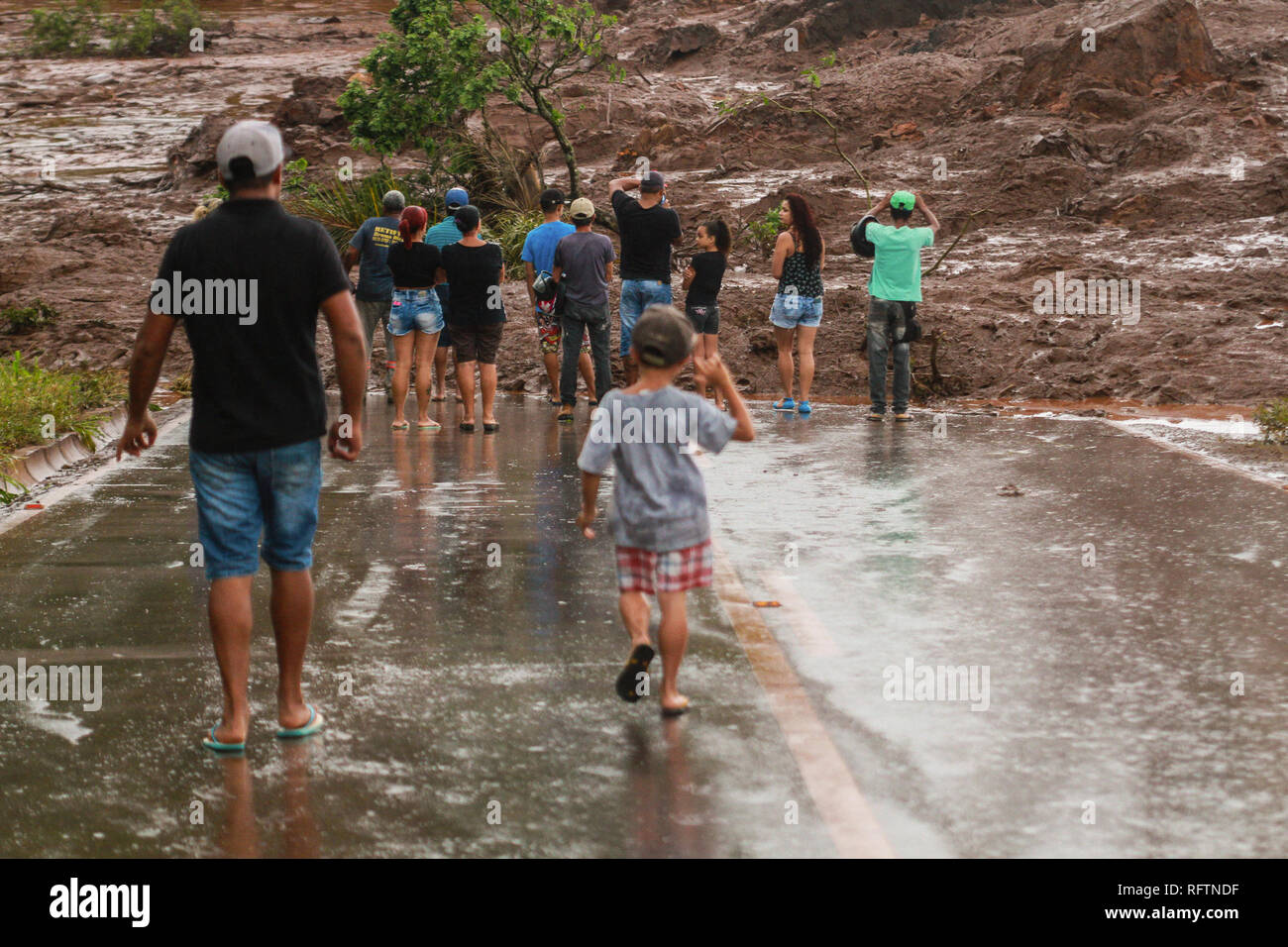 Brumadinho, Brasilien. 26 Jan, 2019. Schlamm Massen haben schwere Zerstörungen in Brumadinho verursacht, die Tötung vieler Menschen und begräbt die Straße unter sich, wenn der Damm der Feijão Eisenerzbergwerk gebrochen war. Credit: Rodney Costa/dpa/Alamy leben Nachrichten Stockfoto