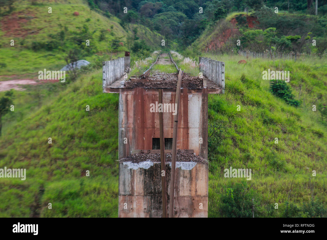 Brumadinho, Brasilien. 26 Jan, 2019. Schlamm Massen in Brumadinho verursacht schwere Zerstörungen, getötet, viele Leute und machte diese Eisenbahnbrücke unpassierbar, wenn der Damm der Feijão Eisenerzbergwerk brach. Credit: Rodney Costa/dpa/Alamy leben Nachrichten Stockfoto