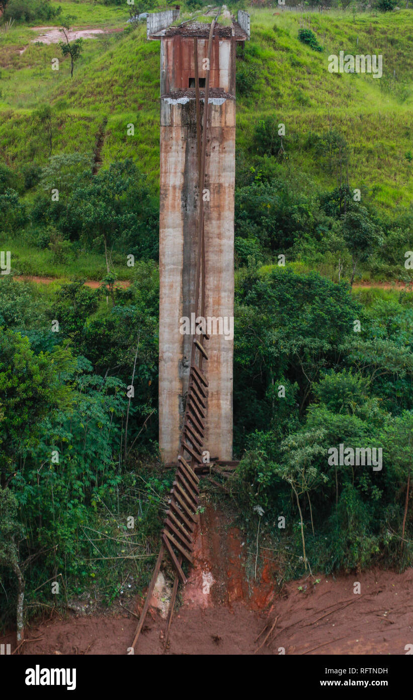 Brumadinho, Brasilien. 26 Jan, 2019. Schlamm Massen in Brumadinho verursacht schwere Zerstörungen, getötet, viele Leute und machte diese Eisenbahnbrücke unpassierbar, wenn der Damm der Feijão Eisenerzbergwerk brach. Credit: Rodney Costa/dpa/Alamy leben Nachrichten Stockfoto