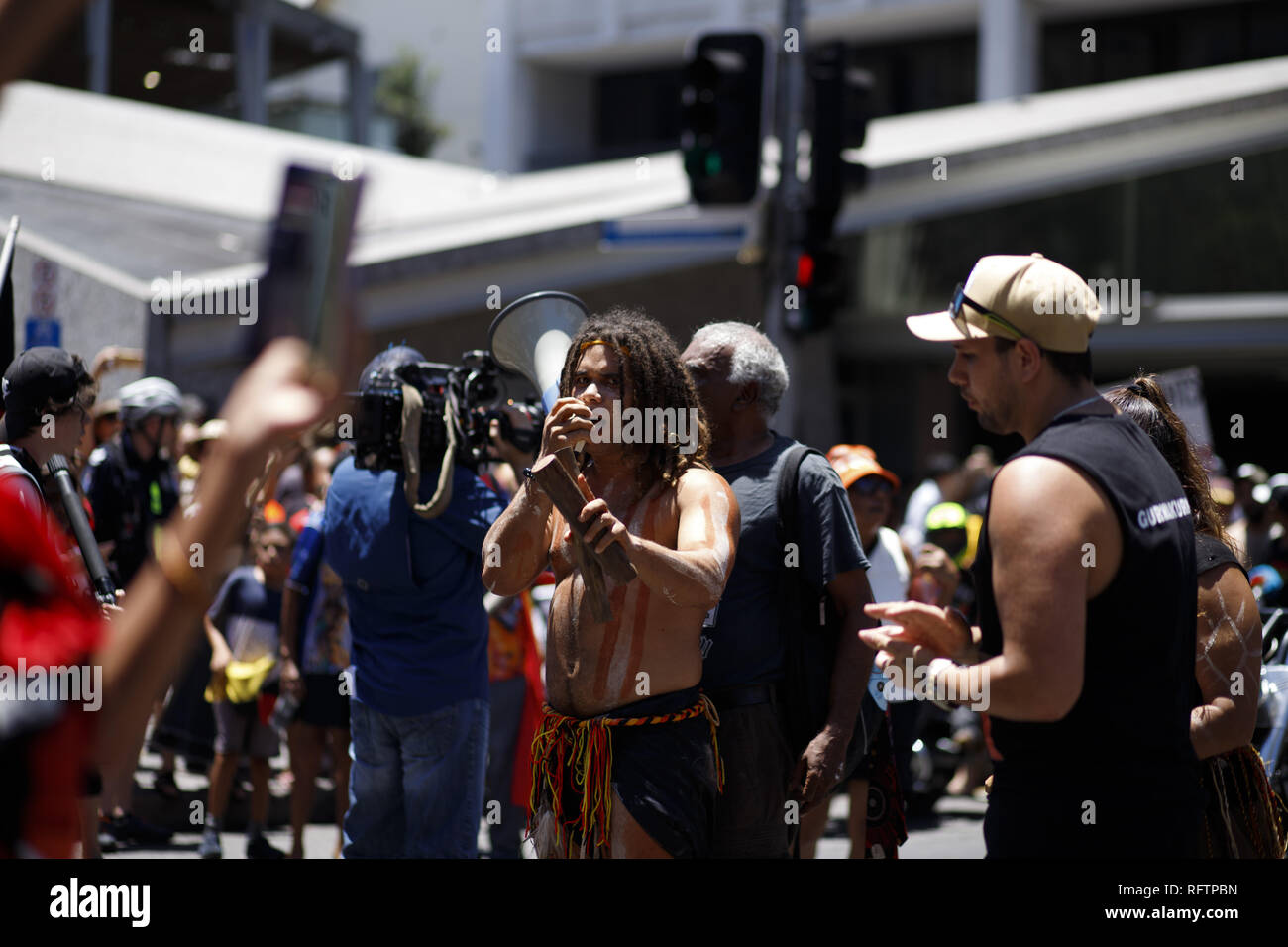 Brisbane, Queensland, Australien. 26 Jan, 2019. Die demonstranten Gesang während der Marsch durch Brisbane City. Am 26. Januar, viele Australier feiern Australien Tag, aber vielen indigenen australischen Volk, es ist ein Tag gleichbedeutend mit der jahrzehntelangen systematischen Missbrauch und Völkermord. Mehrere tausend Demonstranten haben die Straßen in Brisbane (als Meanjin durch lokale indigene Völker bekannt) für Souveränitätsrechte und Datum Änderungen zu sammeln. Credit: Joshua Prieto/SOPA Images/ZUMA Draht/Alamy leben Nachrichten Stockfoto