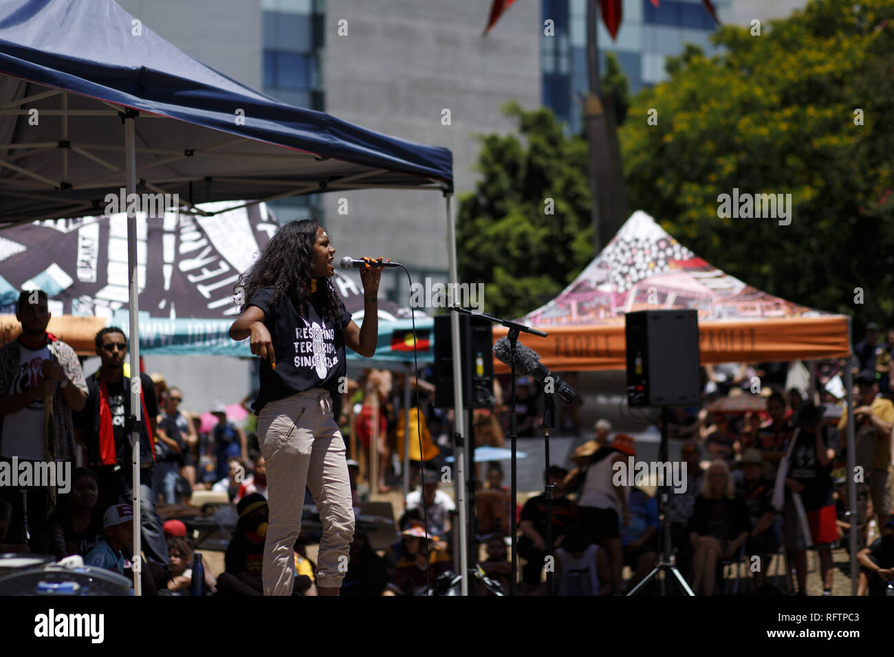 Brisbane, Queensland, Australien. 26 Jan, 2019. Indigene Aktivistin Ruby Wharton spricht die Masse, die am 26. Januar 2019 Meanjin (Brisbane) Invasion Tag Protest auf Roma Street. Am 26. Januar, viele Australier feiern Australien Tag, aber vielen indigenen australischen Volk, es ist ein Tag gleichbedeutend mit der jahrzehntelangen systematischen Missbrauch und Völkermord. Mehrere tausend Demonstranten haben die Straßen in Brisbane (als Meanjin durch lokale indigene Völker bekannt) für Souveränitätsrechte und Datum Änderungen zu sammeln. Credit: Joshua Prieto/SOPA Images/ZUMA Draht/Alamy leben Nachrichten Stockfoto