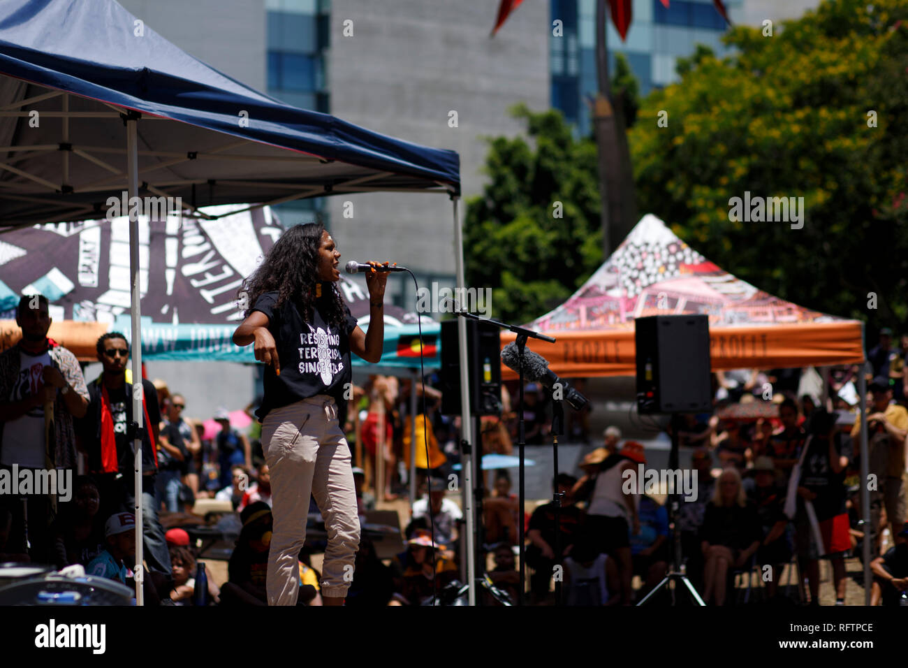 Indigene Aktivistin Ruby Wharton spricht die Masse, die am 26. Januar 2019 Meanjin (Brisbane) Invasion Tag Protest auf Roma Street. Am 26. Januar, viele Australier feiern Australien Tag, aber vielen indigenen australischen Volk, es ist ein Tag gleichbedeutend mit der jahrzehntelangen systematischen Missbrauch und Völkermord. Mehrere tausend Demonstranten haben die Straßen in Brisbane (als Meanjin durch lokale indigene Völker bekannt) für Souveränitätsrechte und Datum Änderungen zu sammeln. Stockfoto