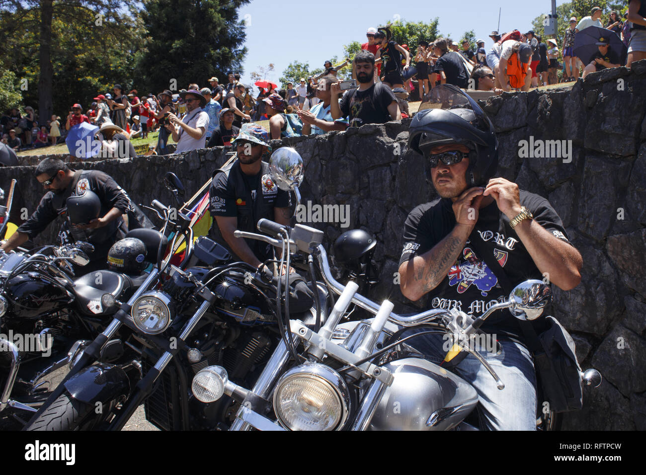 Brisbane, Queensland, Australien. 26 Jan, 2019. Indigene Riders Club der South East Queensland Mitglieder vorzubereiten im März auf die Invasion Tag Protest zu führen. Am 26. Januar, viele Australier feiern Australien Tag, aber vielen indigenen australischen Volk, es ist ein Tag gleichbedeutend mit der jahrzehntelangen systematischen Missbrauch und Völkermord. Mehrere tausend Demonstranten haben die Straßen in Brisbane (als Meanjin durch lokale indigene Völker bekannt) für Souveränitätsrechte und Datum Änderungen zu sammeln. Credit: Joshua Prieto/SOPA Images/ZUMA Draht/Alamy leben Nachrichten Stockfoto