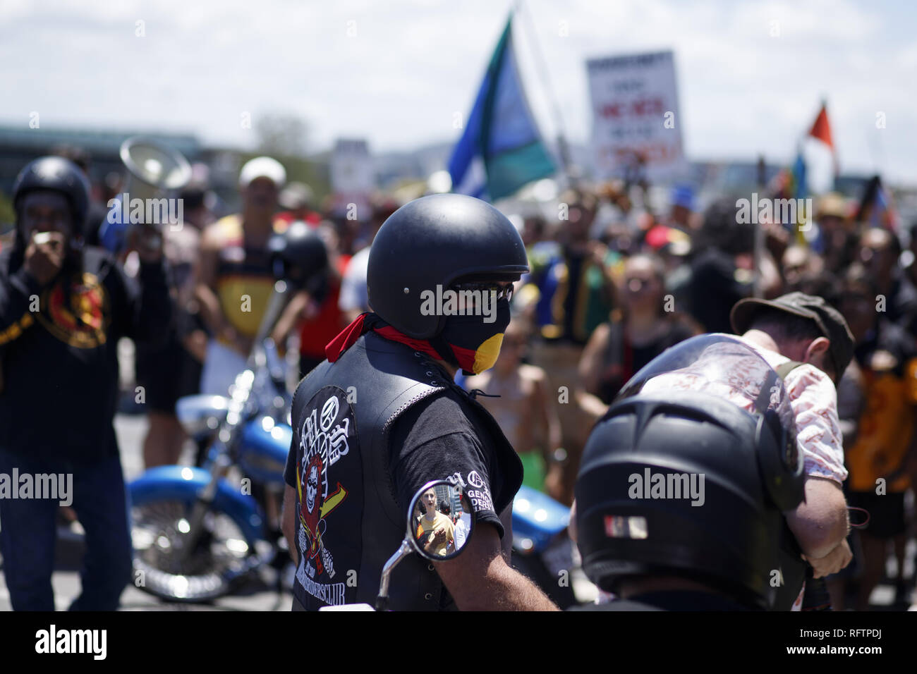Brisbane, Queensland, Australien. 26 Jan, 2019. Ein Mitglied der Indigenen Riders Club erwartet grünes Licht vom März über die Victoria Bridge, um fortzufahren. Am 26. Januar, viele Australier feiern Australien Tag, aber vielen indigenen australischen Volk, es ist ein Tag gleichbedeutend mit der jahrzehntelangen systematischen Missbrauch und Völkermord. Mehrere tausend Demonstranten haben die Straßen in Brisbane (als Meanjin durch lokale indigene Völker bekannt) für Souveränitätsrechte und Datum Änderungen zu sammeln. Credit: Joshua Prieto/SOPA Images/ZUMA Draht/Alamy leben Nachrichten Stockfoto