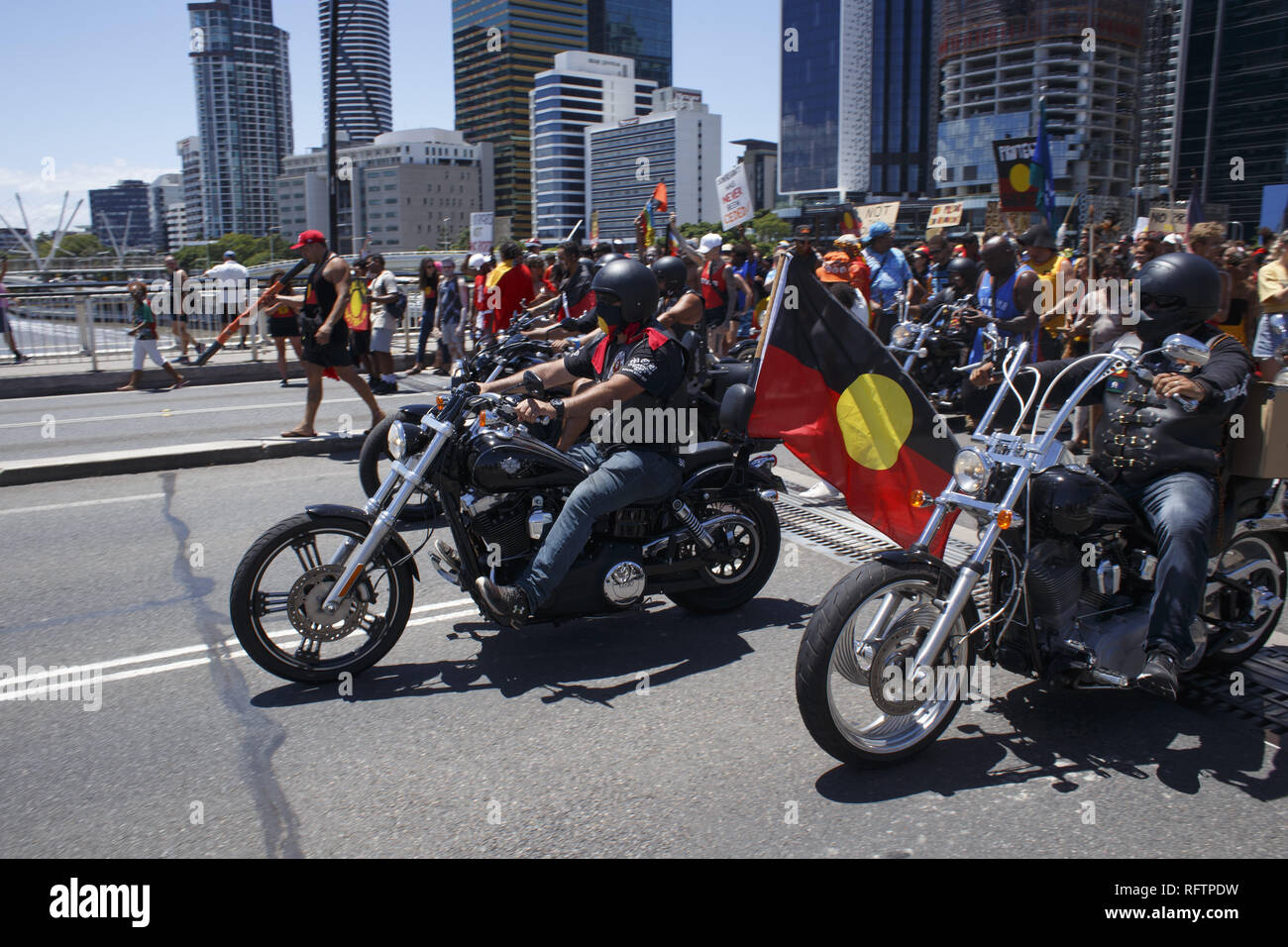 Brisbane, Queensland, Australien. 26 Jan, 2019. Die einheimischen Reiter Club Mitgliedern führen im März über die Victoria Bridge während der Invasion 2019 Tag protestieren. Am 26. Januar, viele Australier feiern Australien Tag, aber vielen indigenen australischen Volk, es ist ein Tag gleichbedeutend mit der jahrzehntelangen systematischen Missbrauch und Völkermord. Mehrere tausend Demonstranten haben die Straßen in Brisbane (als Meanjin durch lokale indigene Völker bekannt) für Souveränitätsrechte und Datum Änderungen zu sammeln. Credit: Joshua Prieto/SOPA Images/ZUMA Draht/Alamy leben Nachrichten Stockfoto