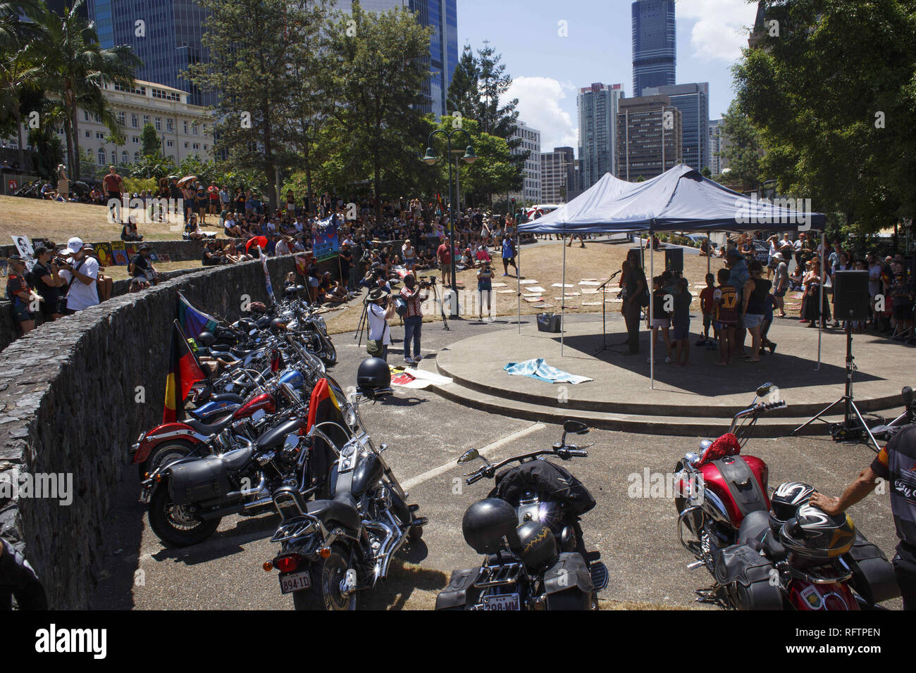 Brisbane, Queensland, Australien. 26 Jan, 2019. Die Motorräder, die der einheimischen Reiter Club der South East Queensland auf die Invasion Tag protestieren. Am 26. Januar, viele Australier feiern Australien Tag, aber vielen indigenen australischen Volk, es ist ein Tag gleichbedeutend mit der jahrzehntelangen systematischen Missbrauch und Völkermord. Mehrere tausend Demonstranten haben die Straßen in Brisbane (als Meanjin durch lokale indigene Völker bekannt) für Souveränitätsrechte und Datum Änderungen zu sammeln. Credit: Joshua Prieto/SOPA Images/ZUMA Draht/Alamy leben Nachrichten Stockfoto