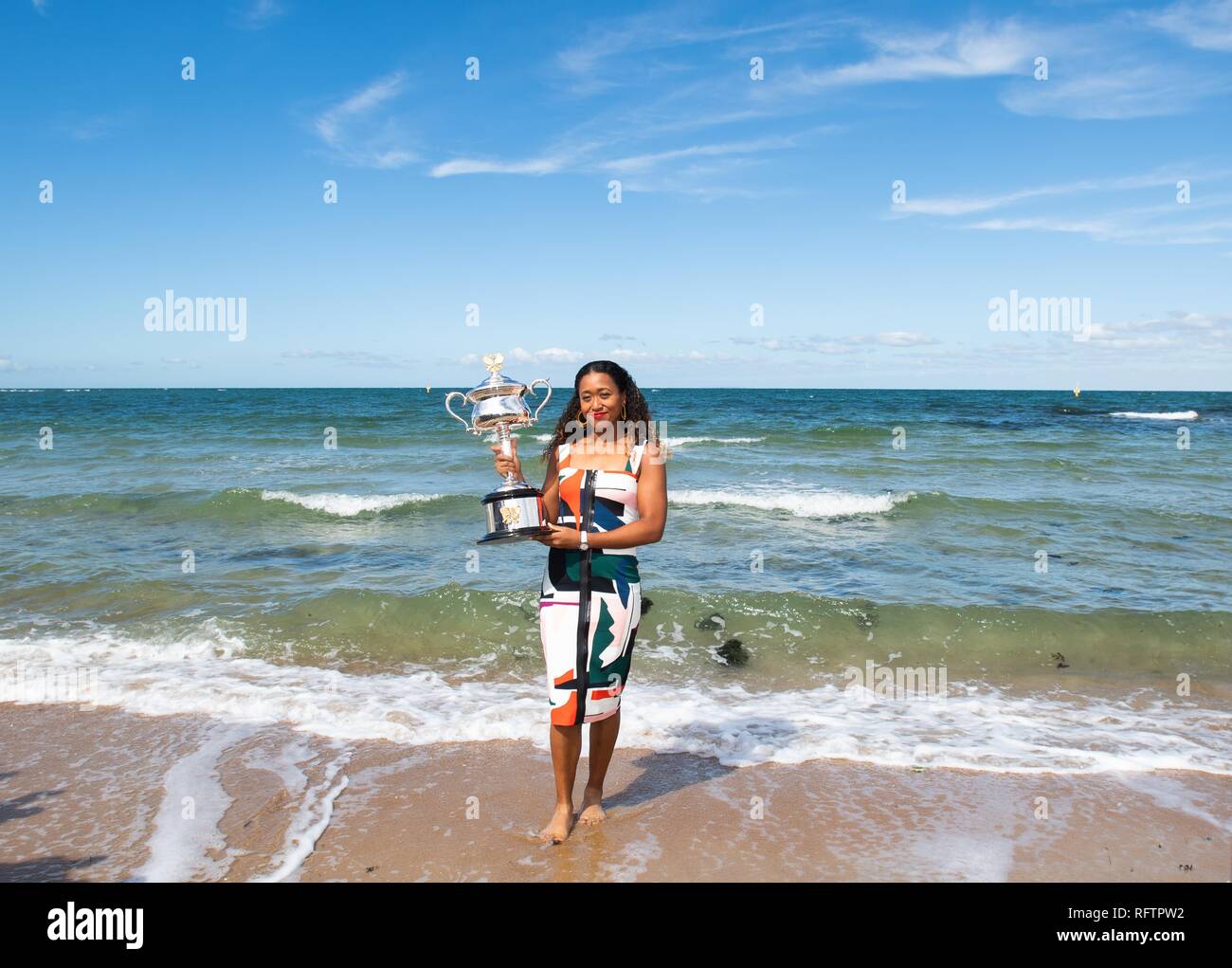 Melbourne, Australien. 27 Jan, 2019. Naomi Osaka Japan wirft mit der Daphne Akhurst Memorial Cup nach ihrem Sieg in der Frauen singles Finale bei den Offenen Australischen Tennismeisterschaften am Brighton Beach in Melbourne, Australien, Jan. 27, 2019. Credit: Bai Xue/Xinhua/Alamy leben Nachrichten Stockfoto