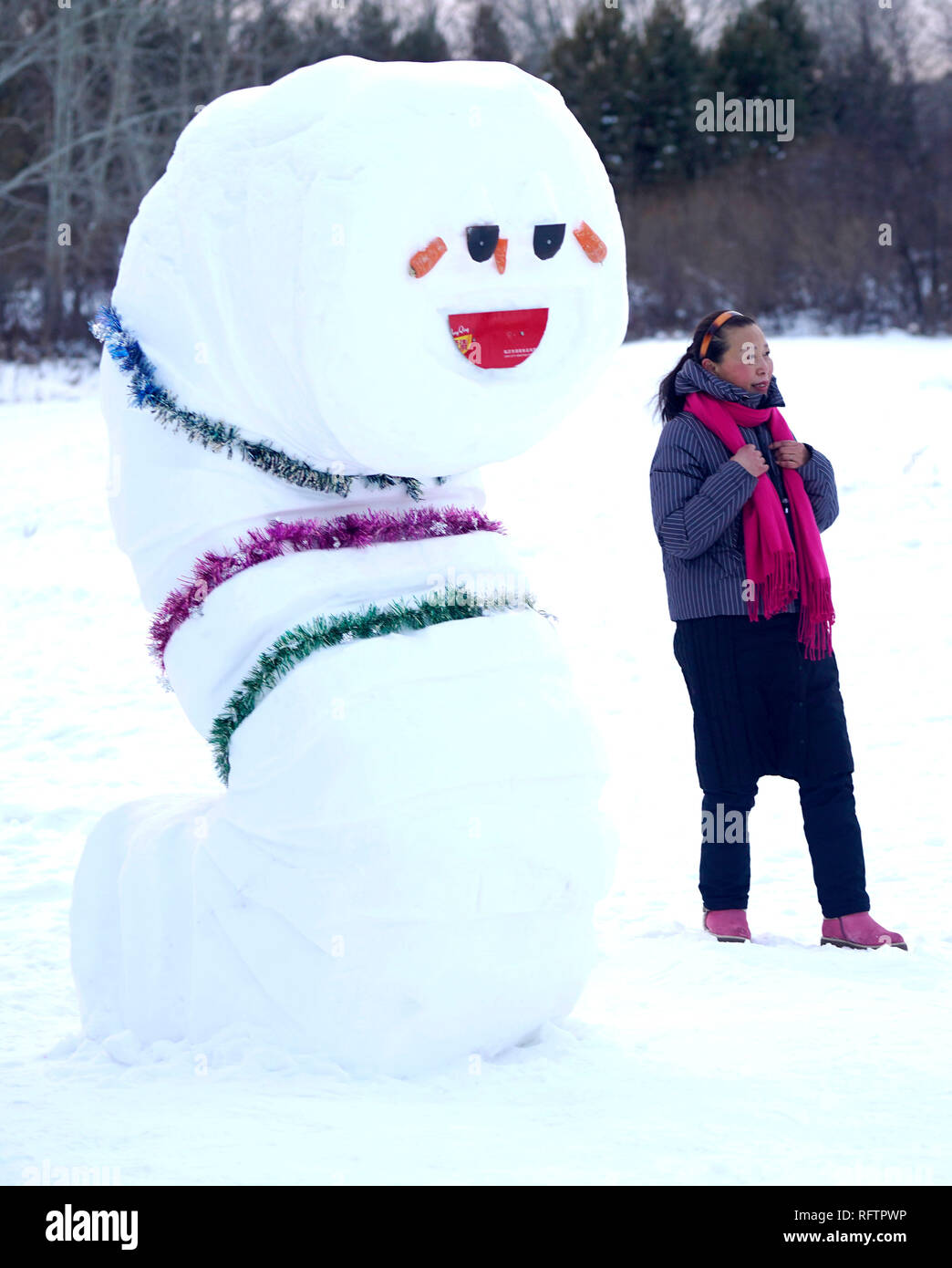 Mohe Heilongjiang Provinz Chinas 24 Jan 2019 Eine Touristische Posen Fur Fotos Mit Einem Schnee Skulptur