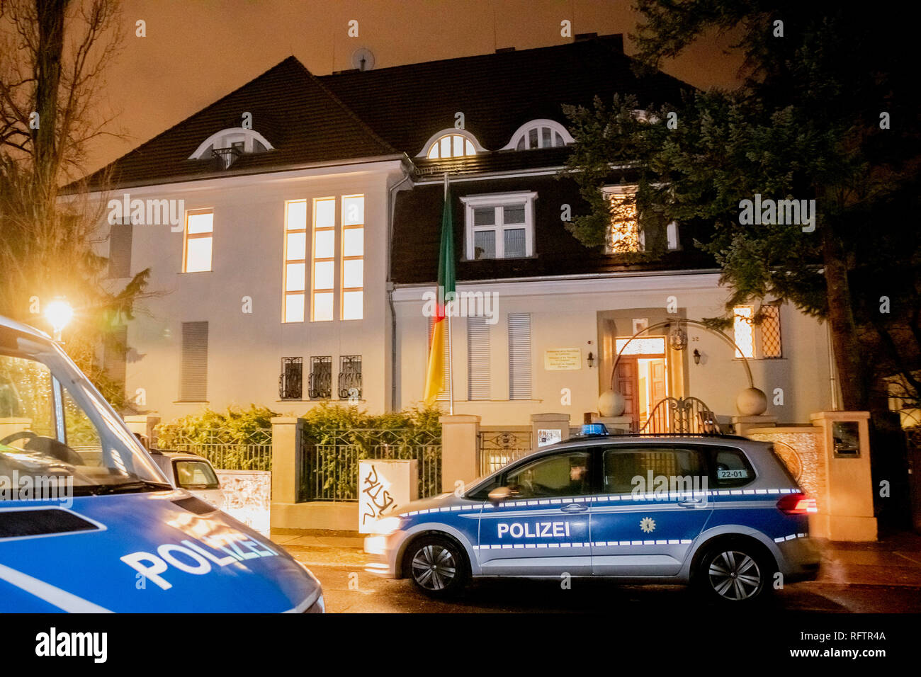Berlin, Deutschland. 27 Jan, 2019. Zwei Fahrzeuge der Polizei sind vor der Botschaft der Republik Kamerun in Berlin-Westend geparkt. Die Botschaft der Republik Kamerun in Berlin-Westend war in der Nacht auf Sonntag besetzt. Credit: Christoph Soeder/dpa/Alamy leben Nachrichten Stockfoto