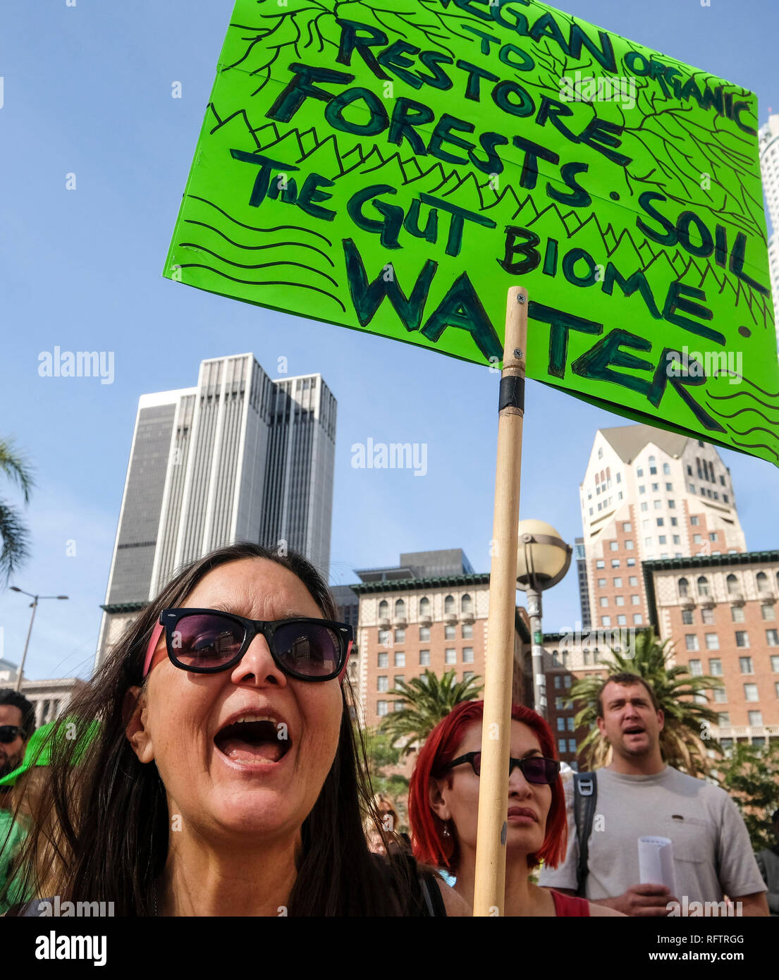Los Angeles, USA. 26 Jan, 2019. Menschen März während eines Klimawandels Protest in Los Angeles, USA, Jan. 26, 2019. Credit: Zhao Hanrong/Xinhua/Alamy leben Nachrichten Stockfoto