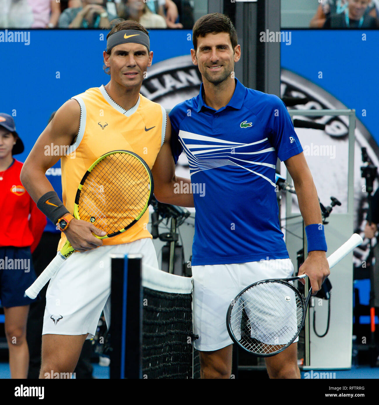 Melbourne, Australien. 27 Jan, 2019. Rafael Nadal (l) aus Spanien und Novak  Djokovic aus Serbien stehen zusammen vor dem Finale der Männer nat die Australian  Open 2019 Grand Slam Tennis Turnier in