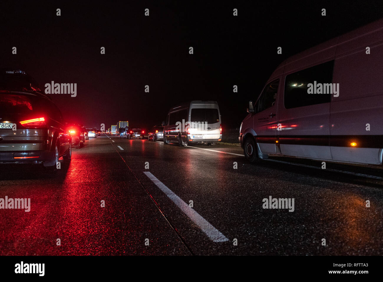 Hotel, Polen. 26. Januar, 2019. Eine blockierte Autobahn A2 in Polen, Hotel infolge der Wagen vollständig verbrannt wird. Die Fahrer haben einen Notfall Korridor gebildet und damit die Einsatzkräfte schnell und sicher Zugriff auf die Unfallstelle. Credit: Tomasz Koryl/Alamy leben Nachrichten Stockfoto