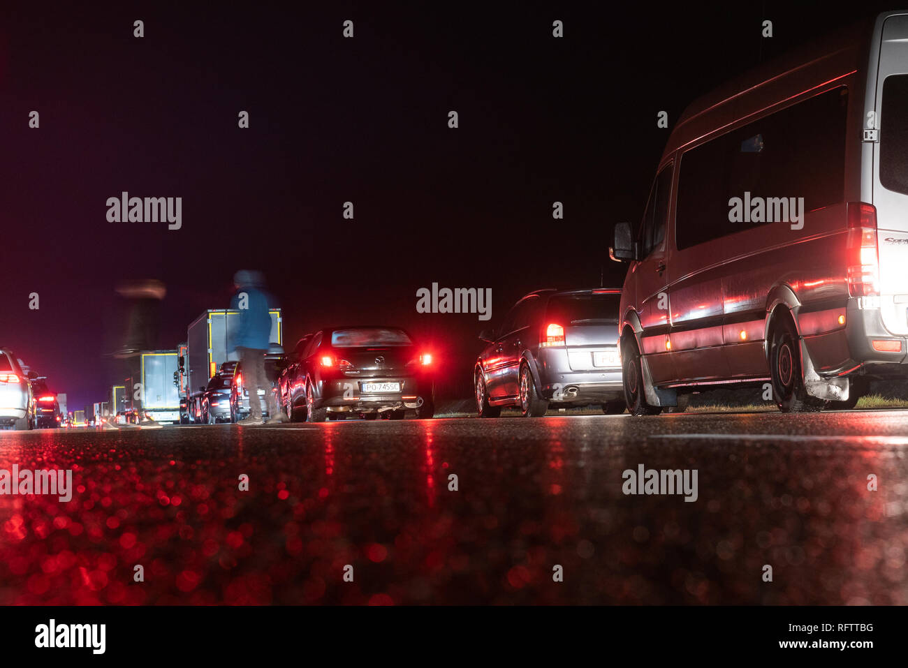 Hotel, Polen. 26. Januar, 2019. Eine blockierte Autobahn A2 in Polen, Hotel infolge der Wagen vollständig verbrannt wird. Die Fahrer haben einen Notfall Korridor gebildet und damit die Einsatzkräfte schnell und sicher Zugriff auf die Unfallstelle. Credit: Tomasz Koryl/Alamy leben Nachrichten Stockfoto