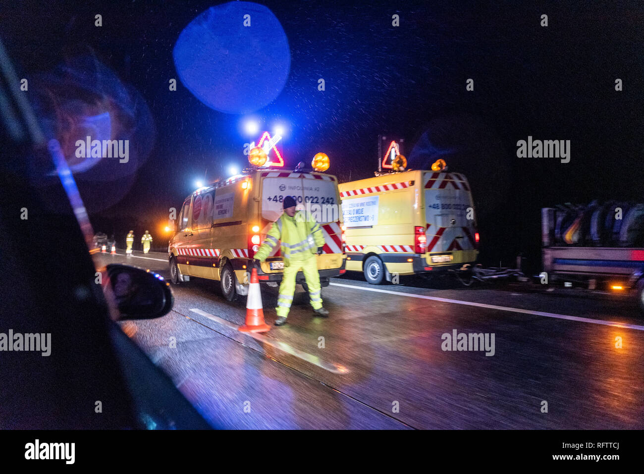 Hotel, Polen. 26. Januar, 2019. Eine blockierte Autobahn A2 in Polen, Hotel infolge der Wagen vollständig verbrannt wird. Die Fahrer haben einen Notfall Korridor gebildet und damit die Einsatzkräfte schnell und sicher Zugriff auf die Unfallstelle. Credit: Tomasz Koryl/Alamy leben Nachrichten Stockfoto