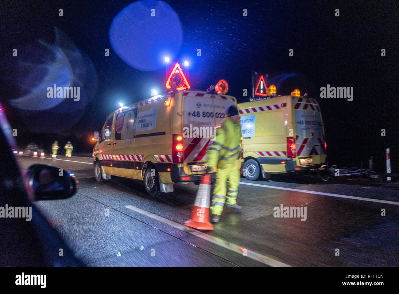 Hotel, Polen. 26. Januar, 2019. Eine blockierte Autobahn A2 in Polen, Hotel infolge der Wagen vollständig verbrannt wird. Die Fahrer haben einen Notfall Korridor gebildet und damit die Einsatzkräfte schnell und sicher Zugriff auf die Unfallstelle. Credit: Tomasz Koryl/Alamy leben Nachrichten Stockfoto