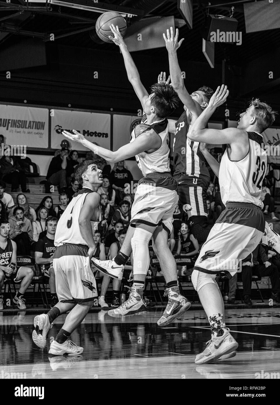 Boys Basketball Aktion mit Central Valley vs Universität Prep High School in der Shasta Lake City, Kalifornien. Stockfoto