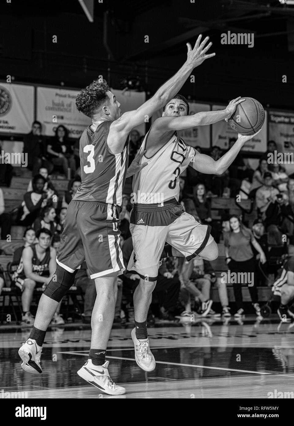 Boys Basketball Aktion mit Central Valley vs Universität Prep High School in der Shasta Lake City, Kalifornien. Stockfoto