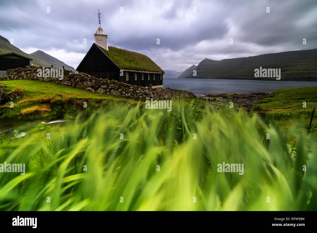 Kirche mit traditionellem Grasdach, Küste, Funningur, Eysturoy Island, Färöer, Dänemark, Europa Stockfoto