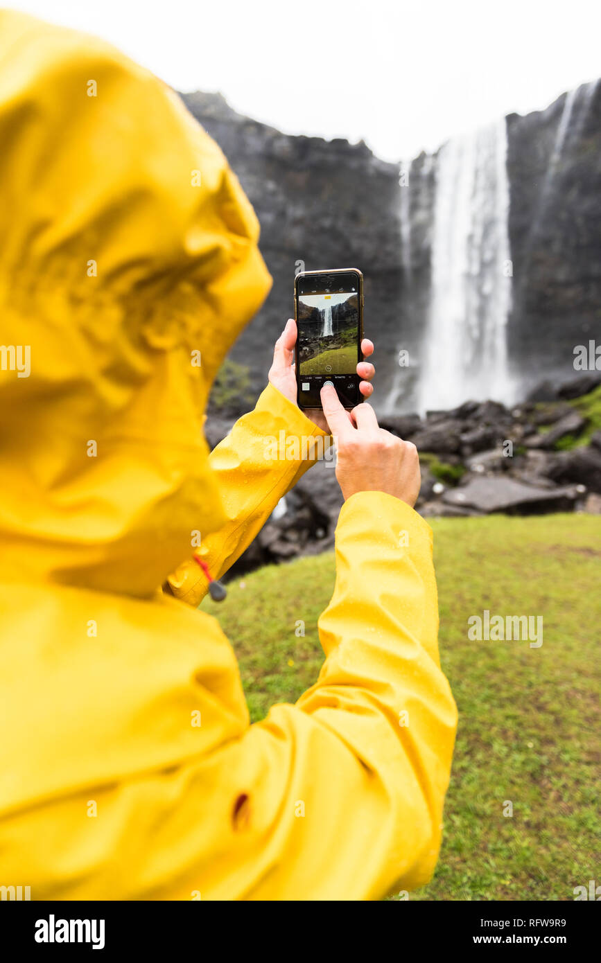 Touristische Schnappschüsse Fotos mit Smartphone, Fossa Wasserfall, Streymoy Island, Färöer, Dänemark, Europa Stockfoto