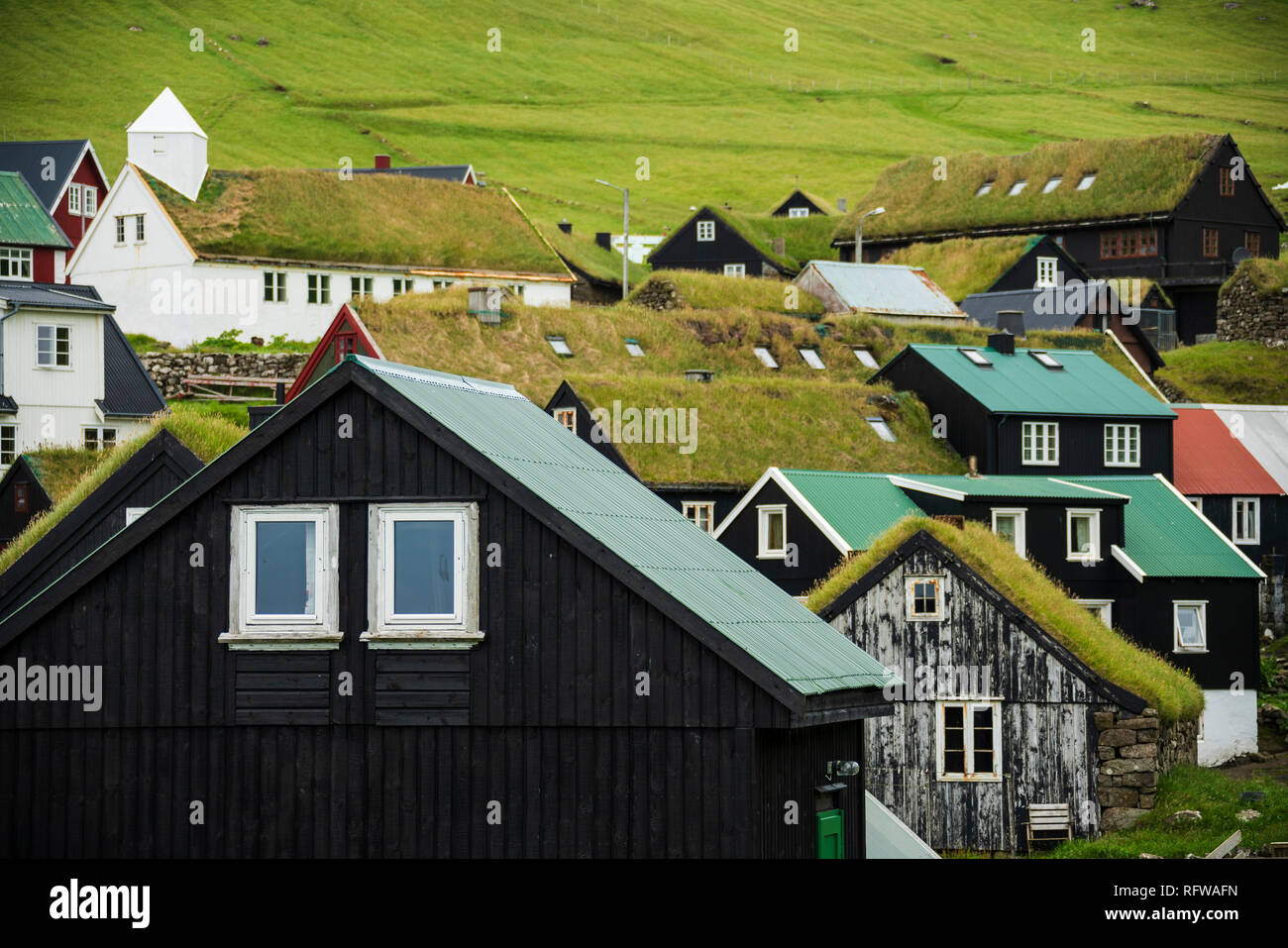 Traditionelle Häuser mit Grasdach, Mykines Island, Färöer, Dänemark, Europa Stockfoto