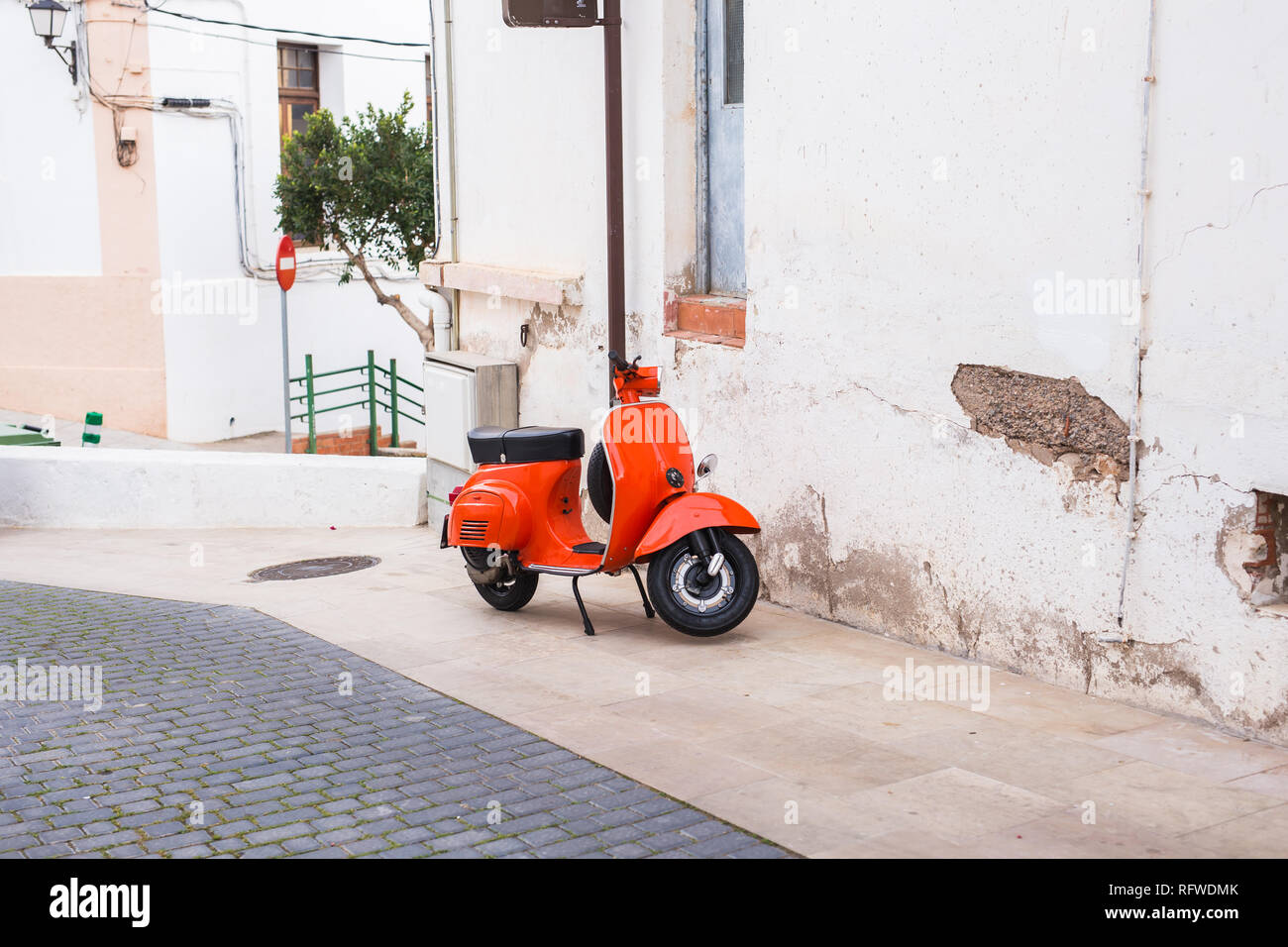 Barcelona, Spanien - 13. Januar 2018: Orange Scooter Vespa auf der alten Straße in Barcelona, Spanien geparkt Stockfoto