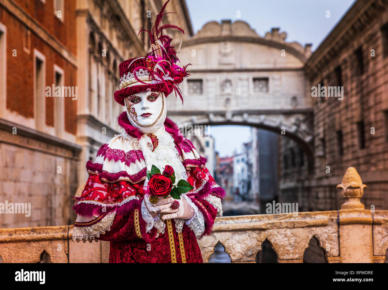 Venedig, Italien. Karneval in Venedig, wunderschöne Maske an der Seufzerbrücke. Stockfoto