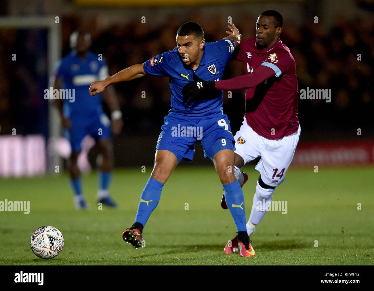 Die AFC Wimbledon Kwesi Appiah (links) und West Ham United Pedro Obiang (rechts) während der FA Cup in die vierte Runde bei Kingsmeadow, London. Stockfoto