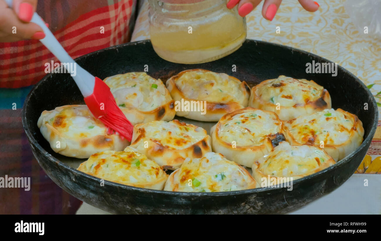Baker kochen mini Torten mit Huhn und Käse an Street Food Festival. Kochen im Freien, Service, Gastronomie und Essen zum Mitnehmen Konzept Stockfoto