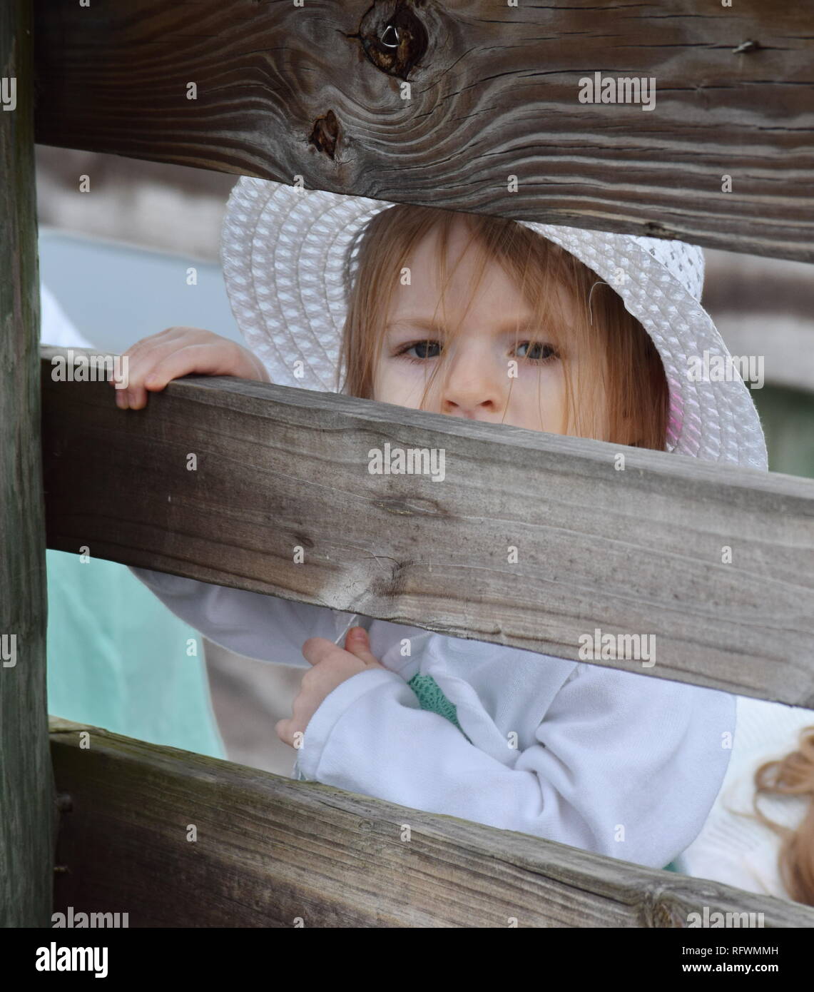 Junge Kaukasische Mädchen Im Freien Action-Fotos Sommer-Kleid Stockfoto