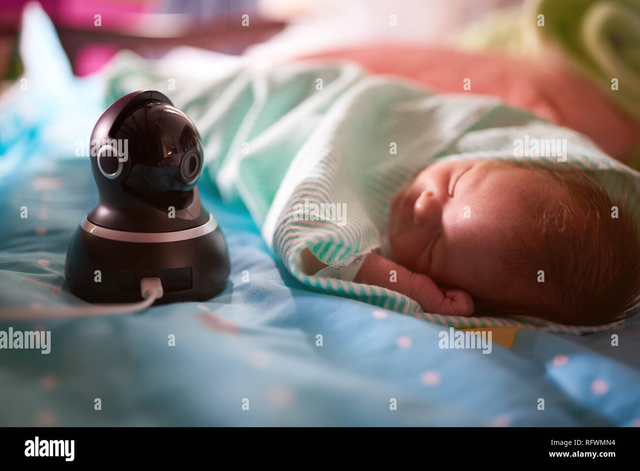 Dome Kamera beobachten schlafendes Baby Nähe zu sehen. Stockfoto