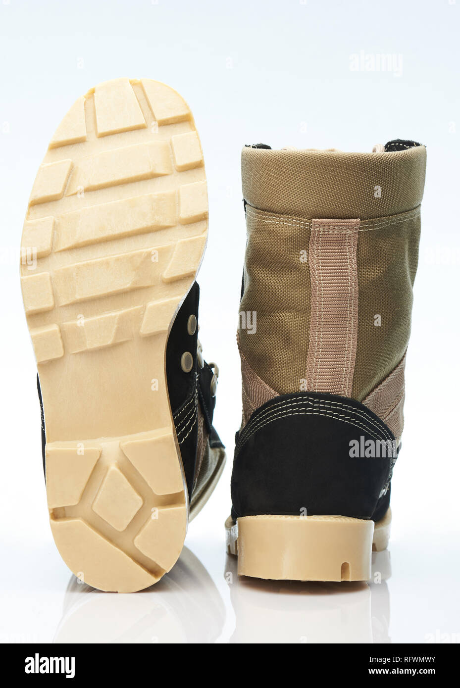 Braun hohe militärstiefel auf weißem Hintergrund Stockfoto