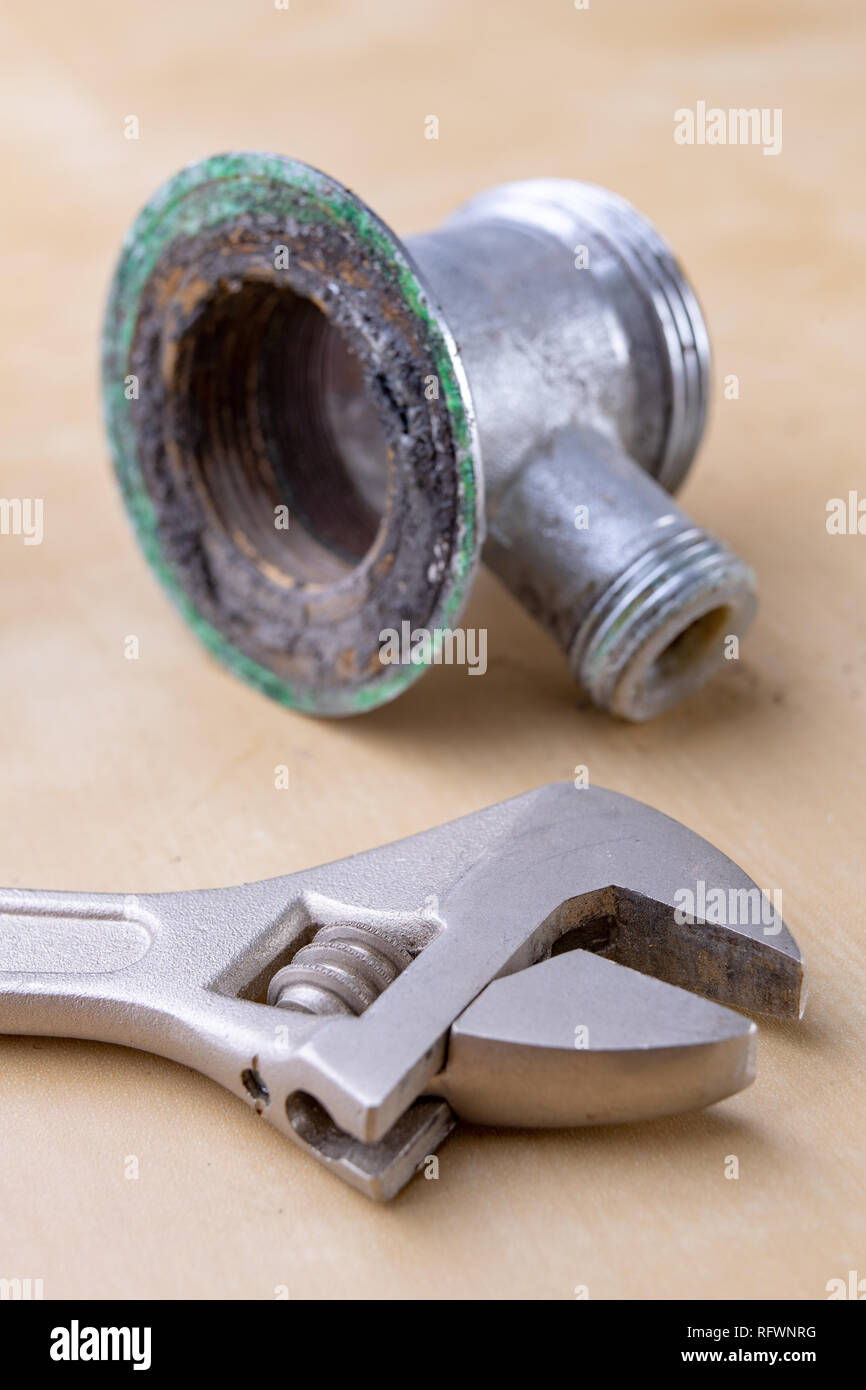 Alten schmutzigen Abflussrohren. Hydraulische Teile verwendet. Hellen Hintergrund. Stockfoto