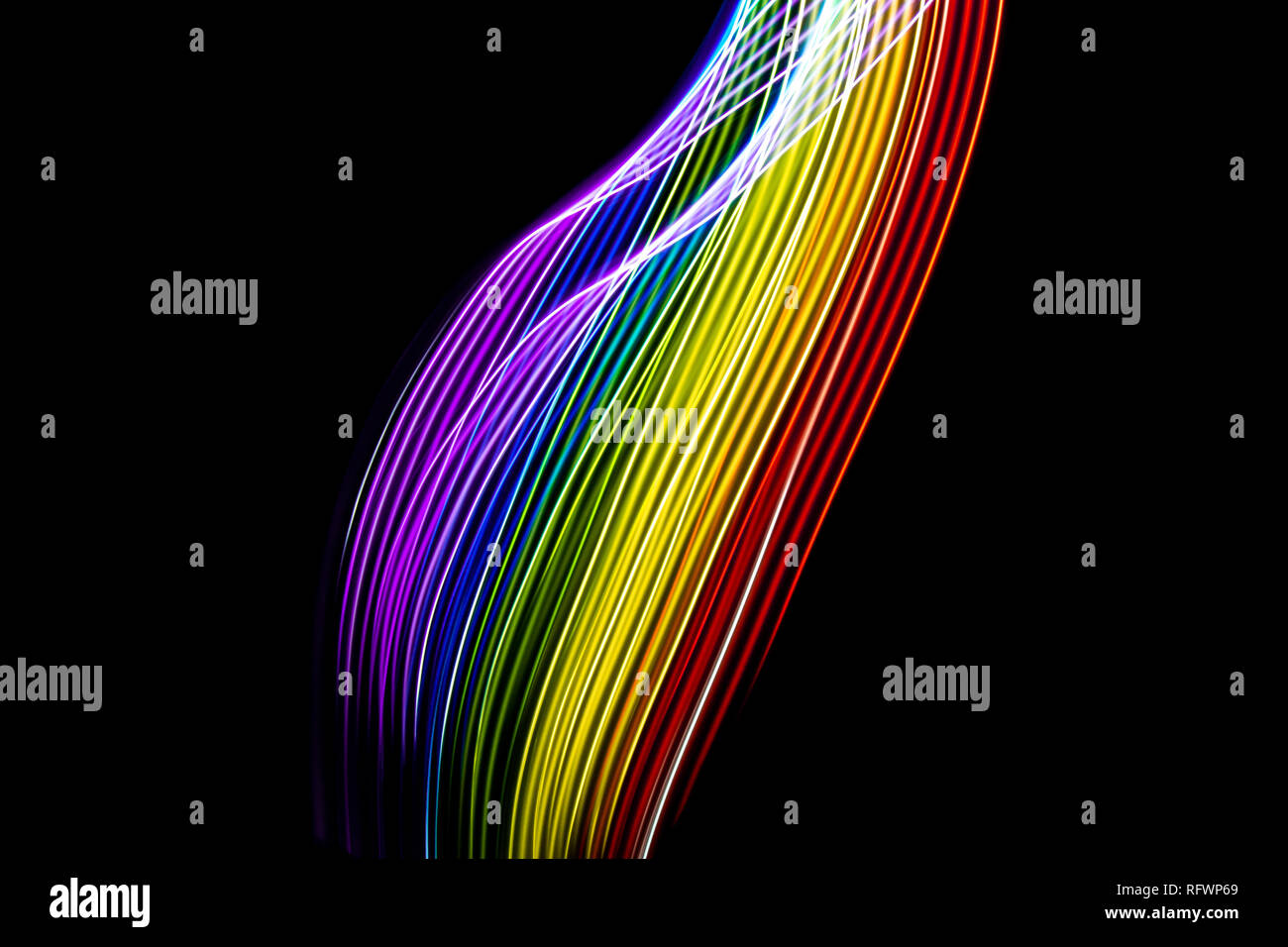 Regenbogen von Licht. Fotografie mit Licht malen. Abstrakte Linien mit den Farben des Regenbogens auf schwarzem Hintergrund. Ressource für Designer. Stockfoto