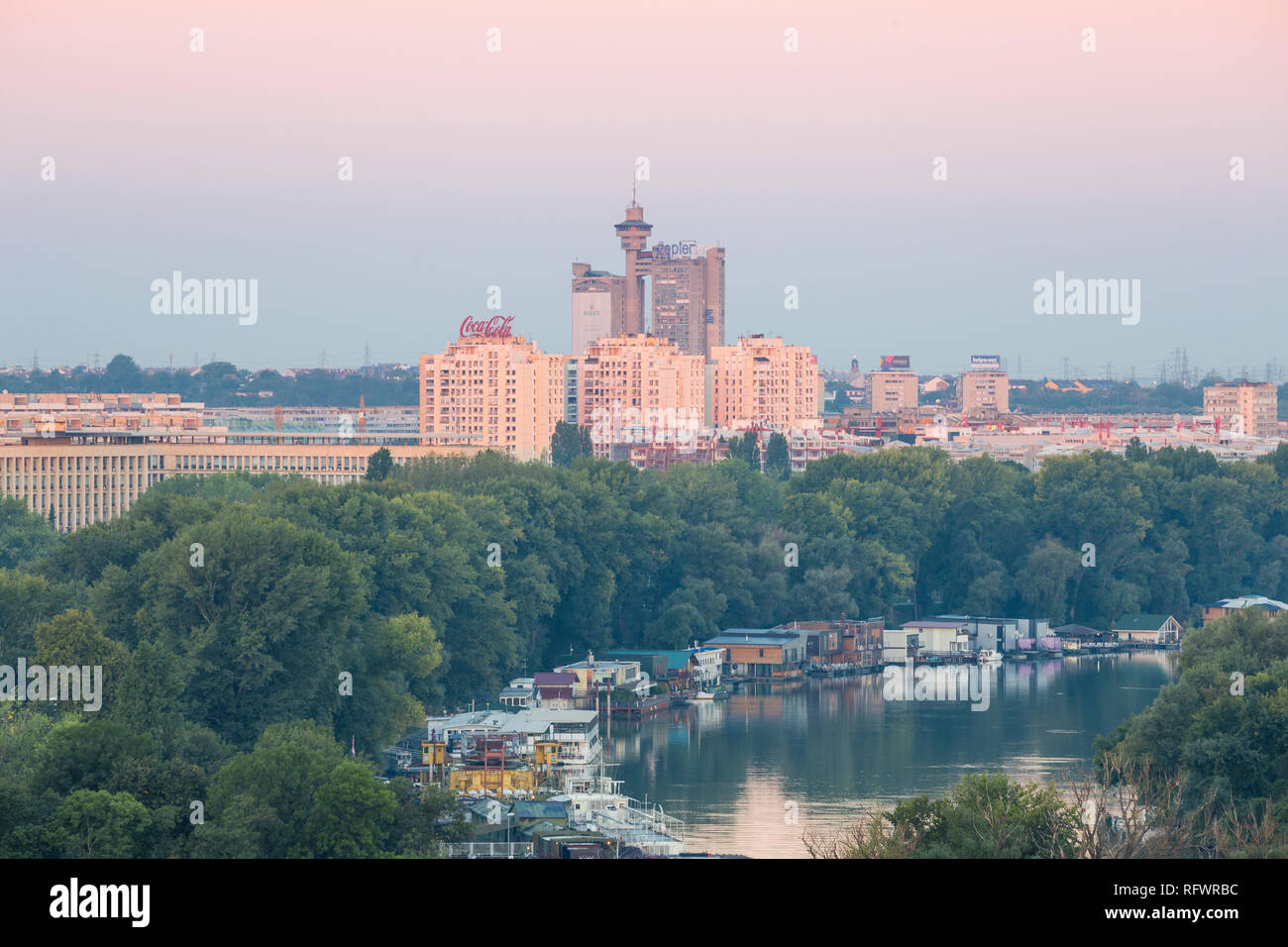 Blick auf den Zusammenfluss von Save und Donau mit Genex Turm im Abstand, Belgrad, Serbien, Europa Stockfoto