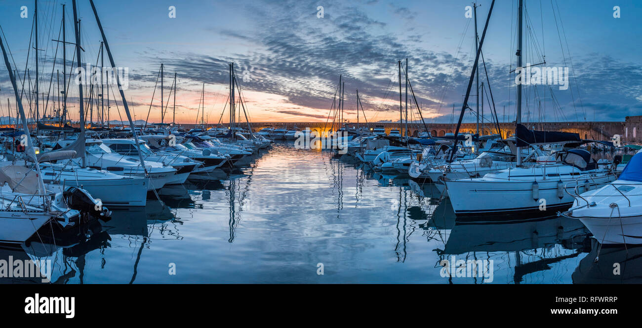 Hafen von Antibes bei Sonnenaufgang, Provence-Alpes-Cote d'Azur, Côte d'Azur, Frankreich, Mittelmeer, Europa Stockfoto