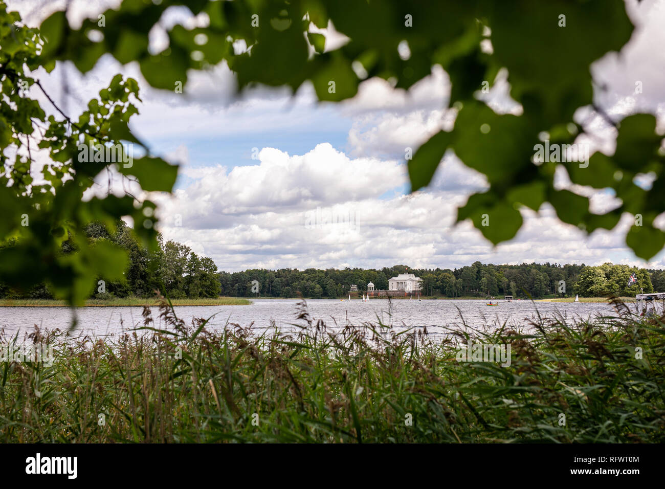 TRAKAI, Litauen: uzutrakis Manor auf der Galves See in der Nähe von Trakai Stadt. Stockfoto