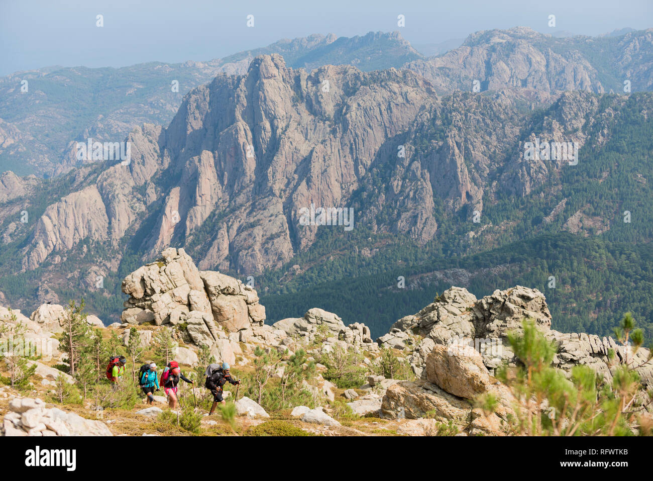 Trekking auf dem GR20 in Korsika in der Nähe der Aiguilles de Bavella in Richtung Zuflucht d'Asinao, Korsika, Frankreich, Mittelmeer, Europa Stockfoto