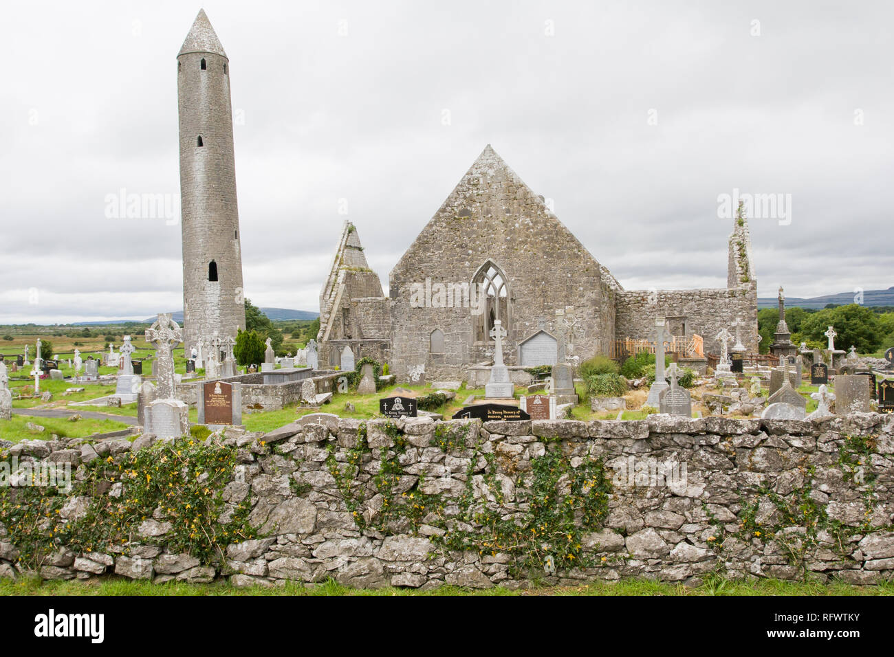 Ruinen von Kilmacduagh Monastery mit runder Turm, County Galway, Connacht, Republik Irland, Europa Stockfoto