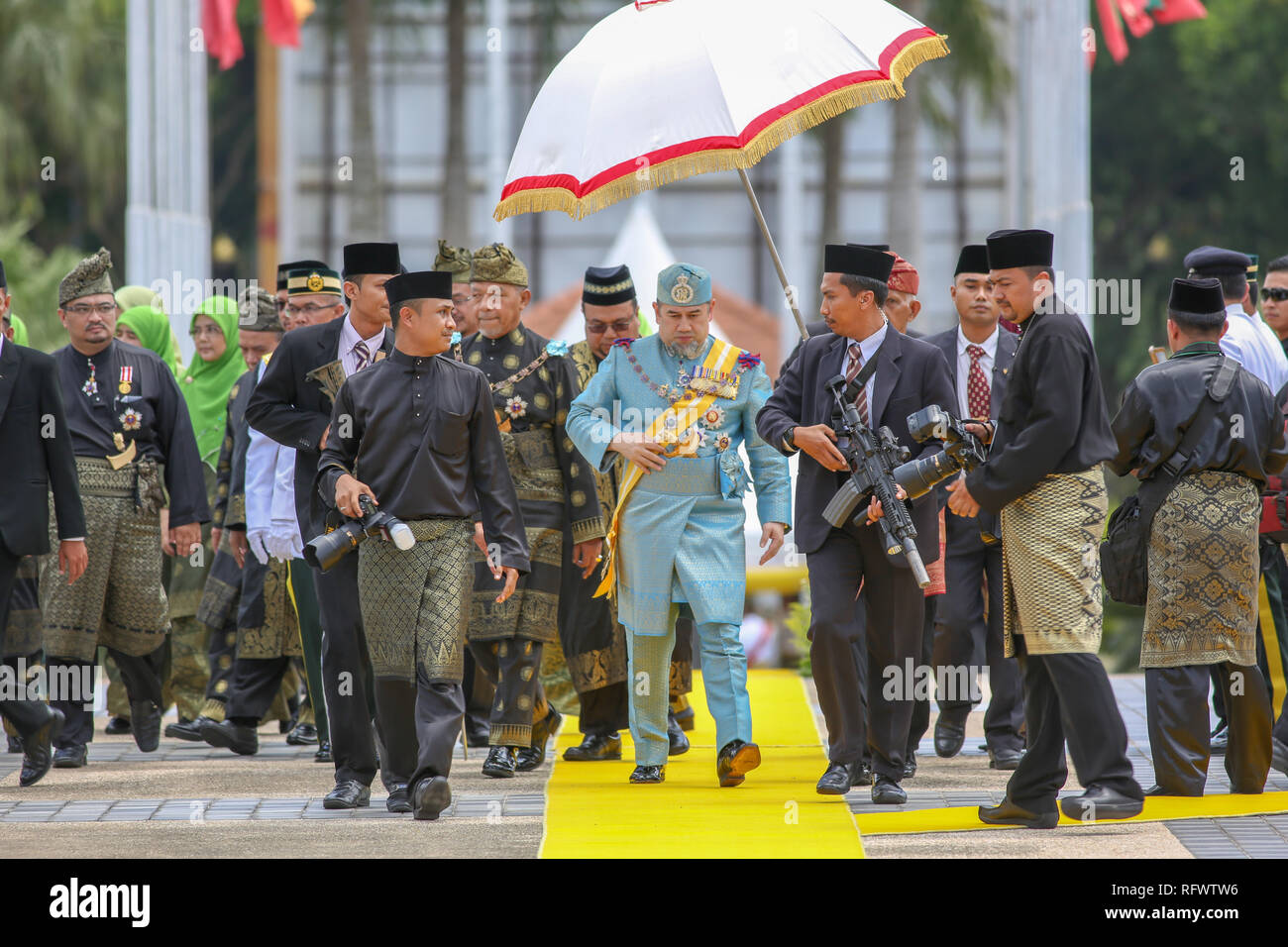 König Mohammed V freut sich für die Zeremonie der Eröffnung der Vierten gesetzgebenden Versammlung Kelantan zu verlassen. Stockfoto