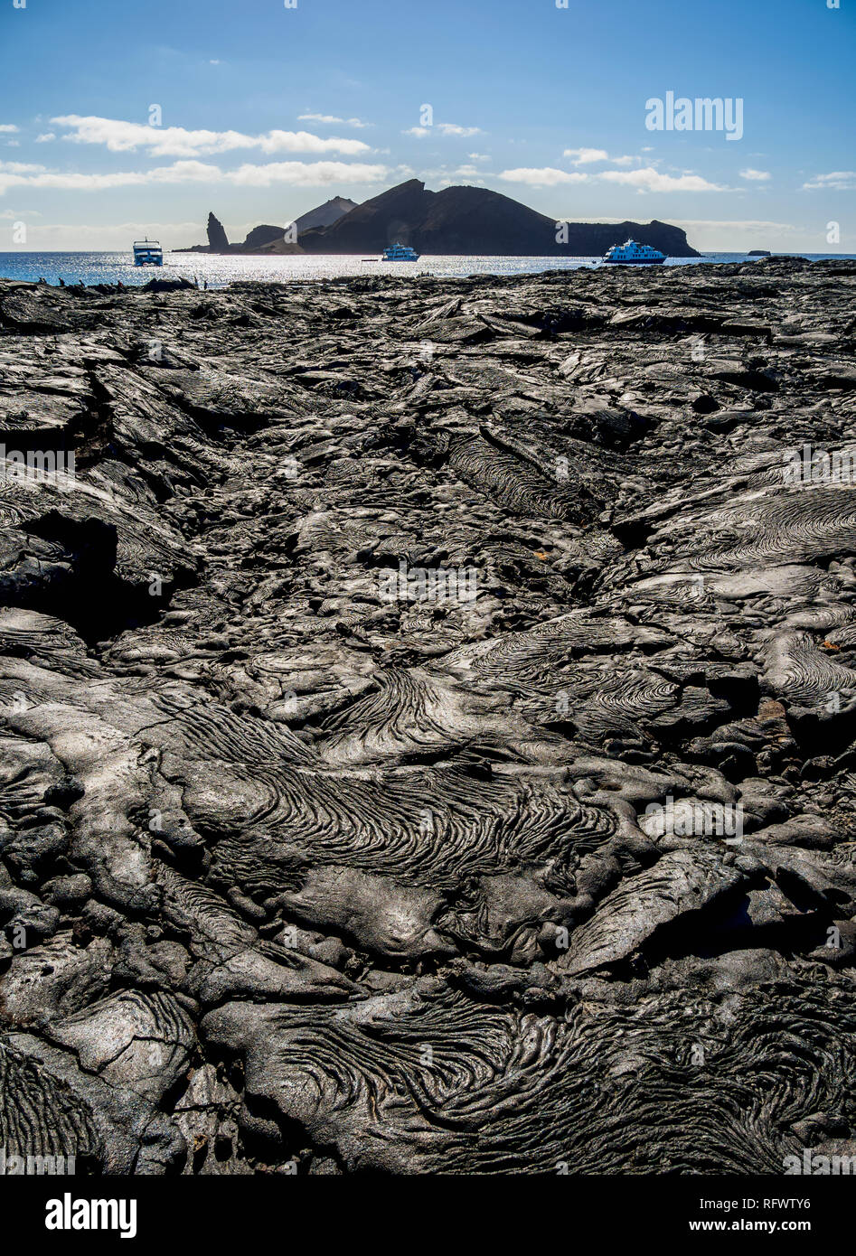 Blick über Lavafeld in der Sullivan Bay in Richtung Bartolome Insel Santiago (James) Island, Galapagos, UNESCO-Weltkulturerbe, Ecuador, Südamerika Stockfoto