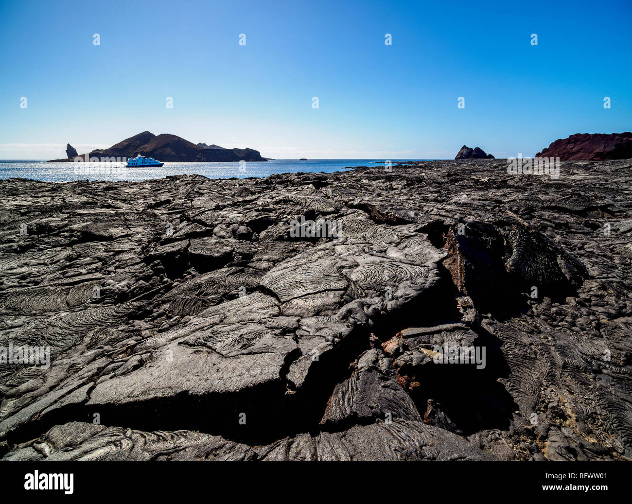 Blick über Lavafeld in der Sullivan Bay in Richtung Bartolome Insel Santiago (James) Island, Galapagos, UNESCO-Weltkulturerbe, Ecuador, Südamerika Stockfoto