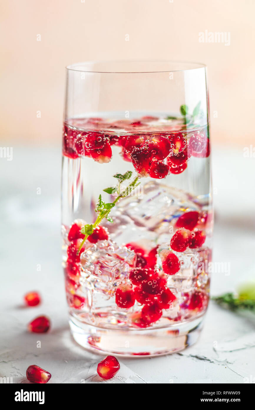 Festliche Getränke, Gin und Tonic Granatapfel Cocktail oder detox ...