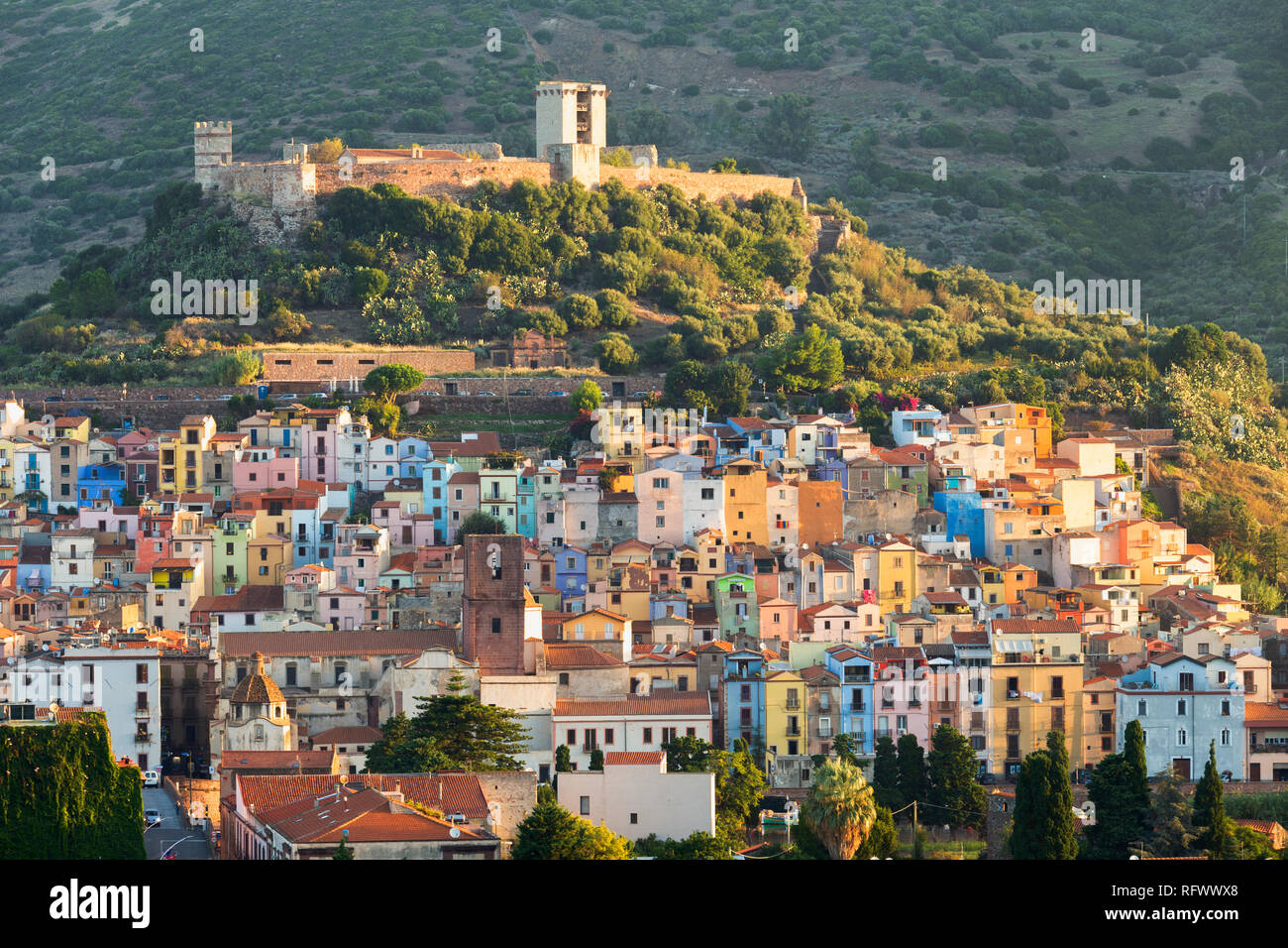 Dorf von Bosa mit Serravalle Burg (Burg der Malaspina), Bosa, Provinz Oristano, Sardinien, Italien, Mittelmeer, Europa Stockfoto