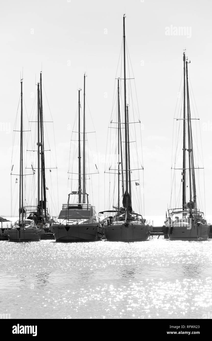 Angelegte Boote im Hafen von Carloforte, Insel San Pietro, Sud Sardinien Provinz, Sardinien, Italien, Mittelmeer, Europa Stockfoto