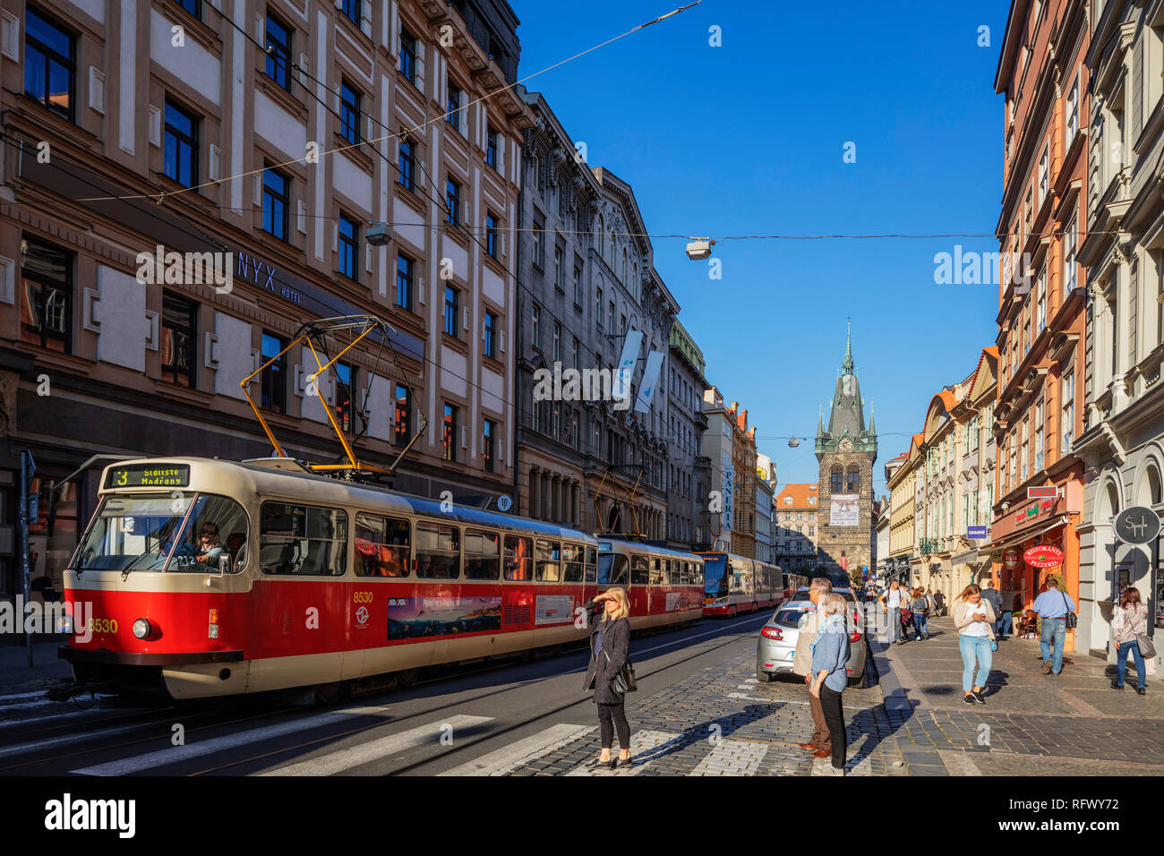 Straßenbahn in der Nähe der Straße Jindrisska Turm, Prag, Tschechische Republik, Europa Stockfoto